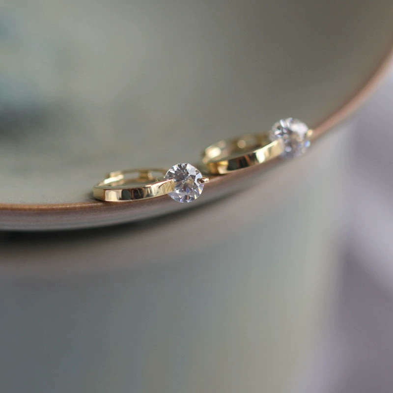 Aurora Solitaire – 9K Gold Huggie Earrings