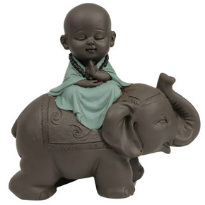 Figura decorativa de monje sobre elefante