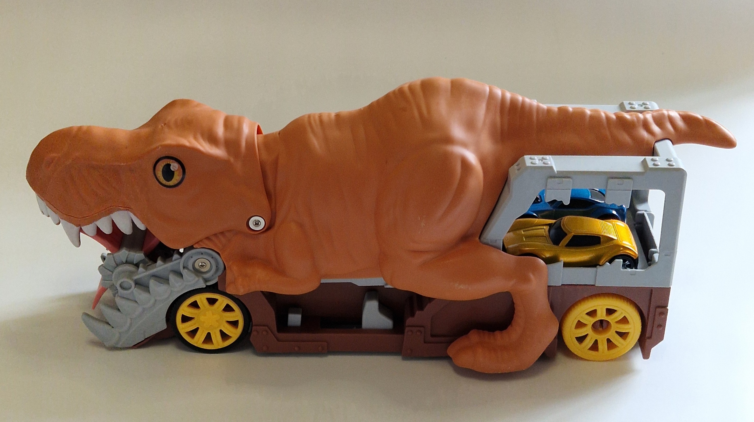 Automobilių paleidimo sunkvežimis „Dinozauras“