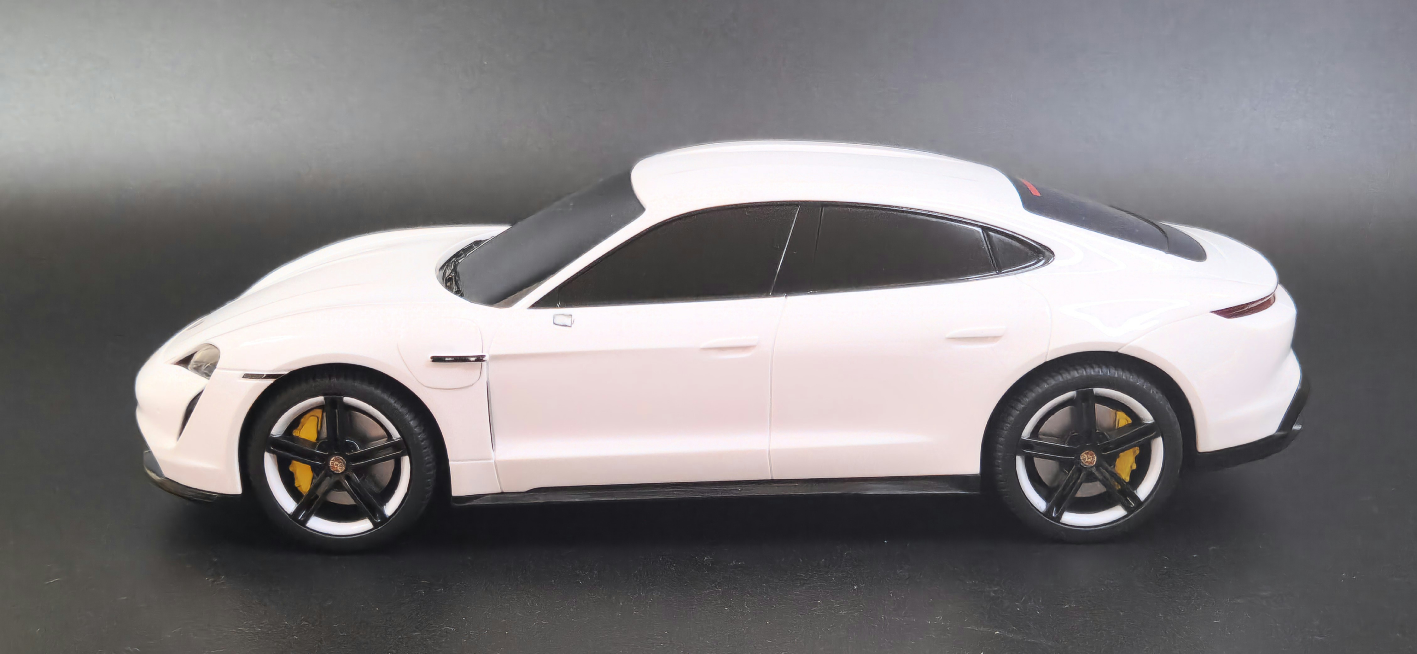 Nuotoliniu būdu valdomas automobilis „Porsche Taycan Turbo S“ su įkrovimo stotele