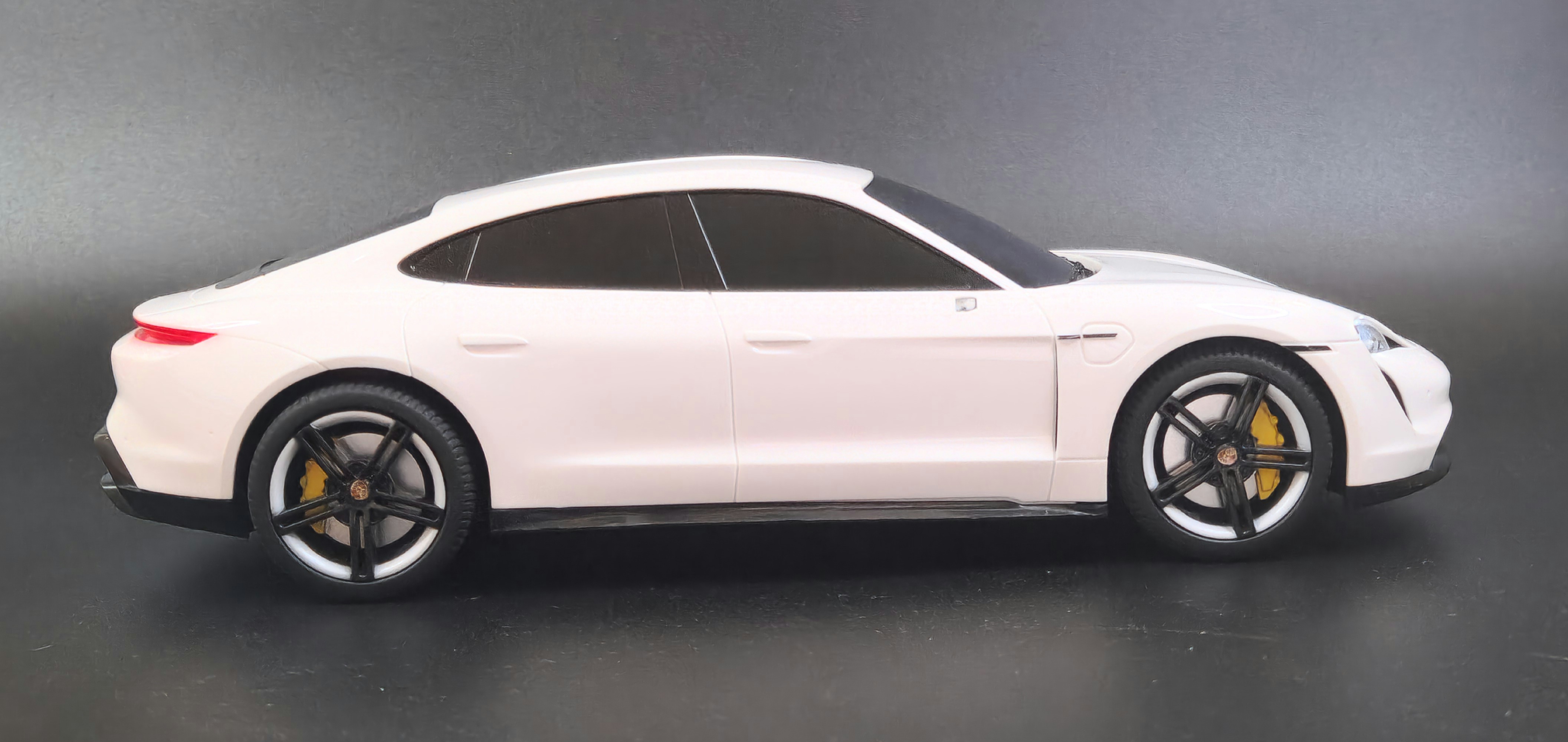 Nuotoliniu būdu valdomas automobilis „Porsche Taycan Turbo S“ su įkrovimo stotele