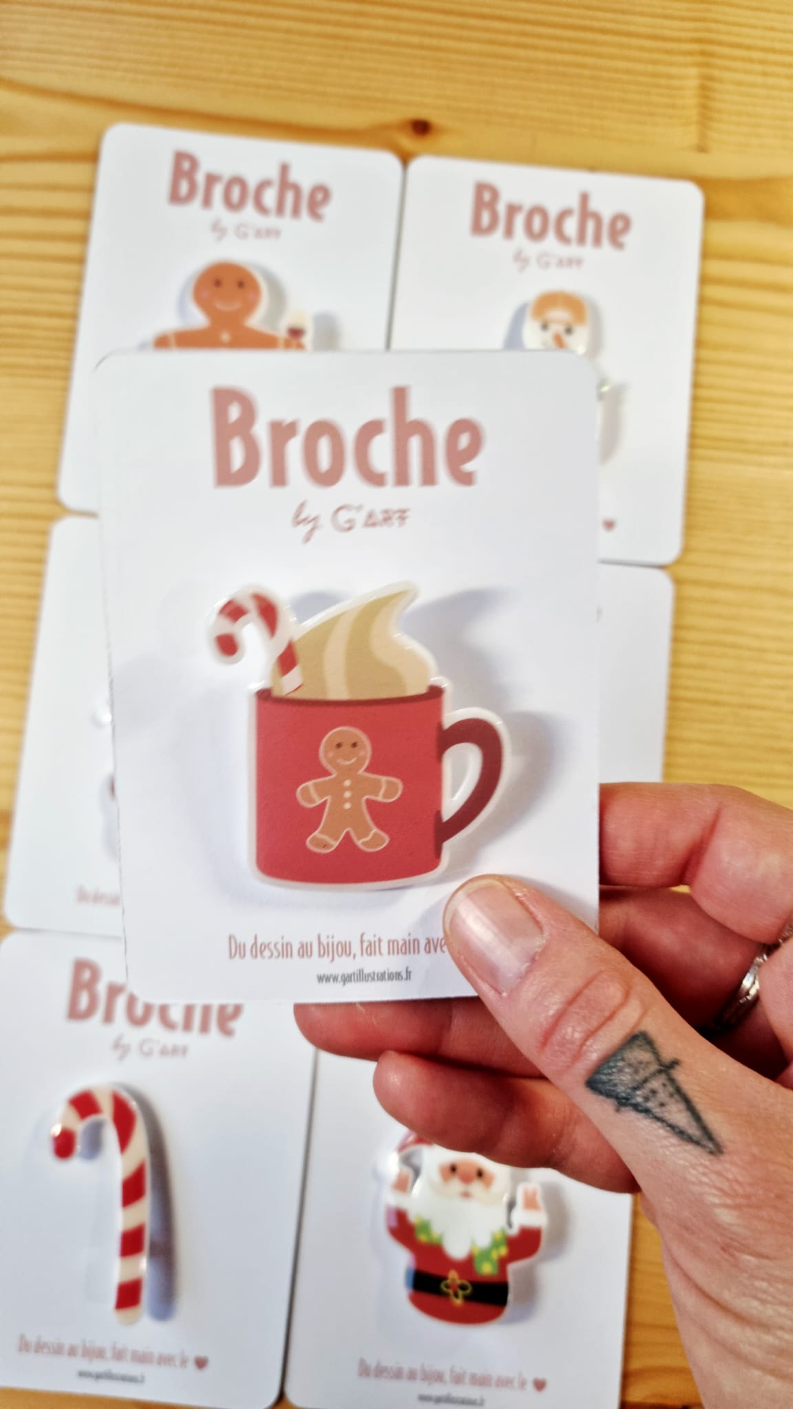 Broche mug hot chocolate