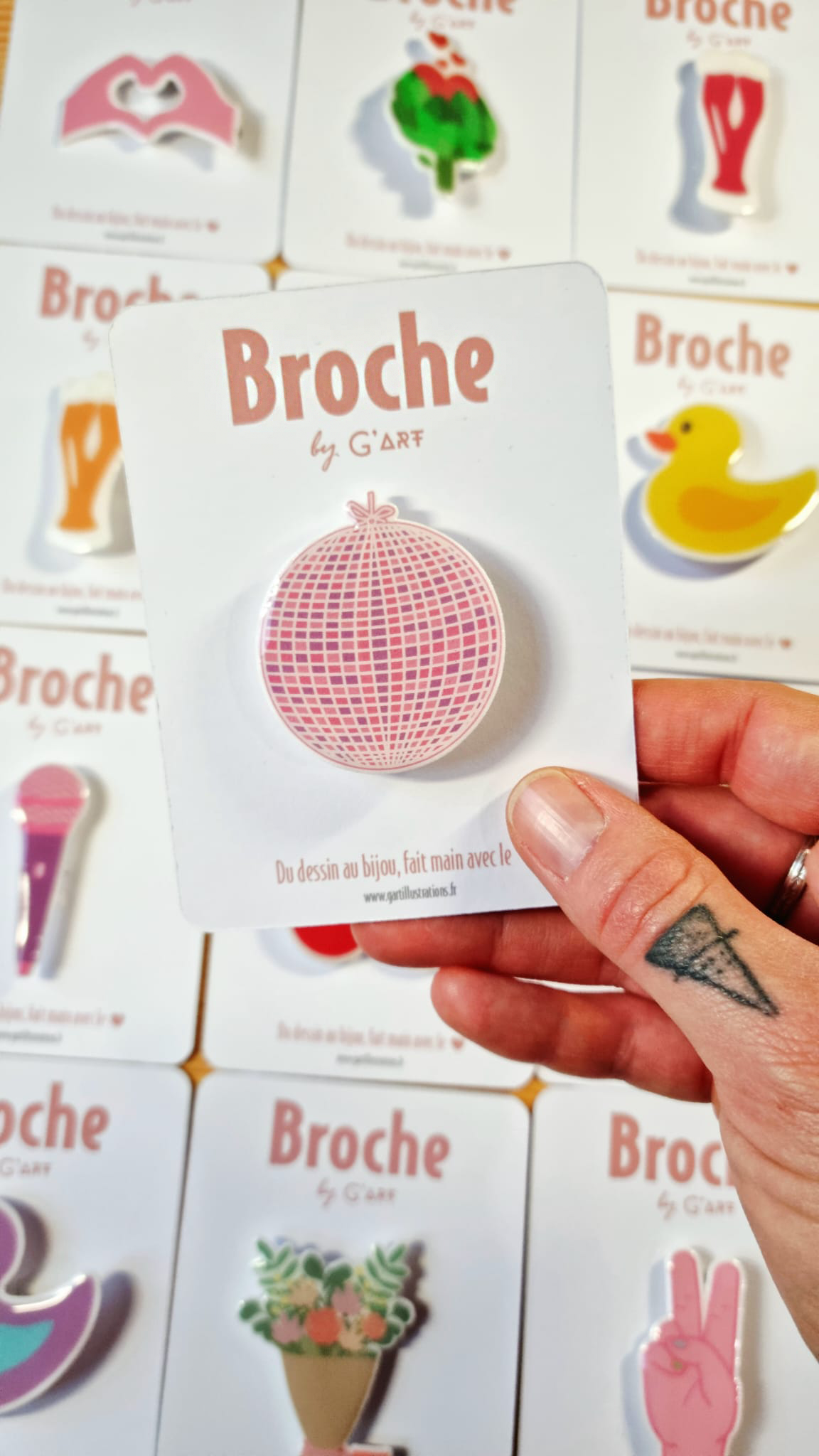 Broche boule à facettes
