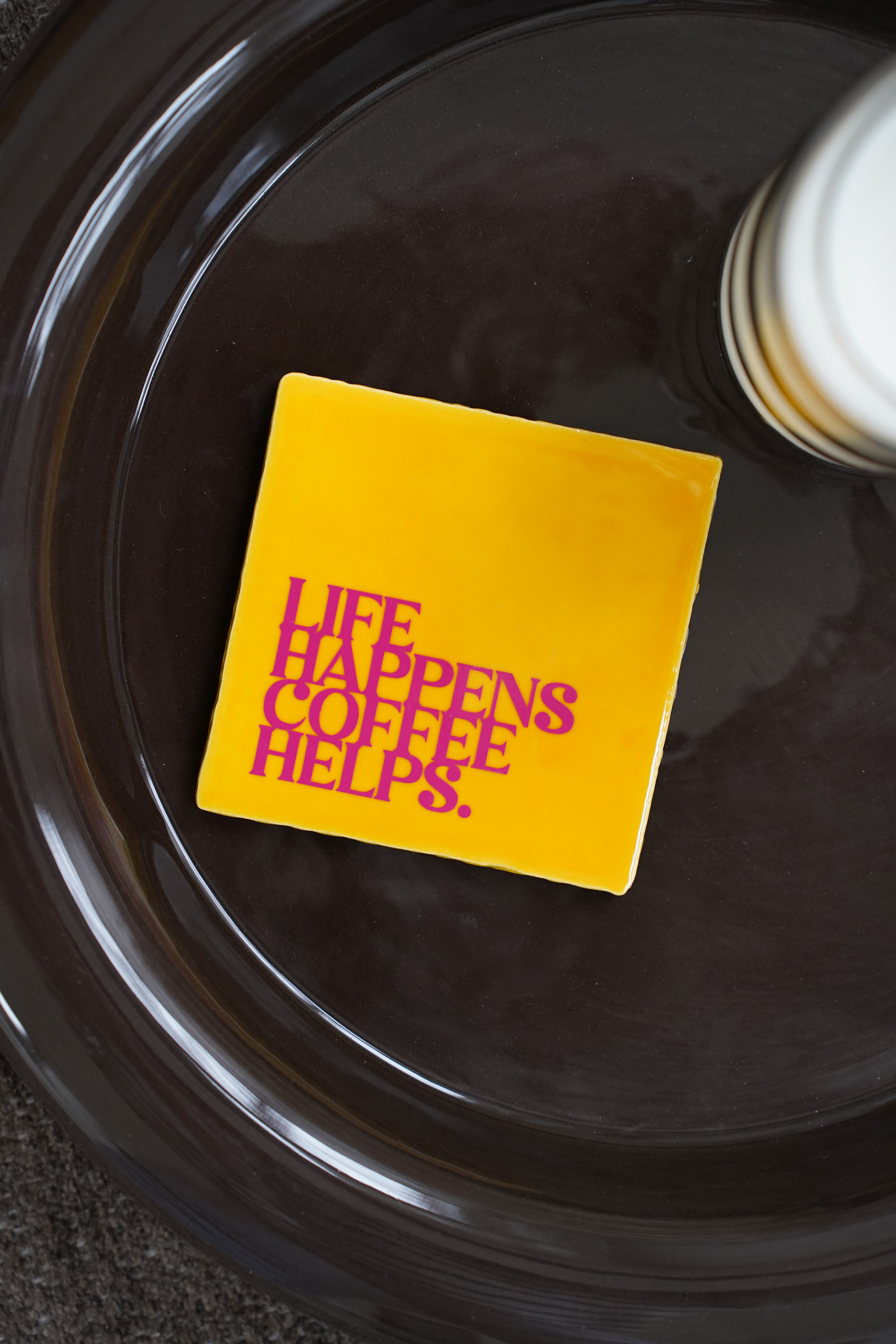 Tegeltje | life happens coffee helps