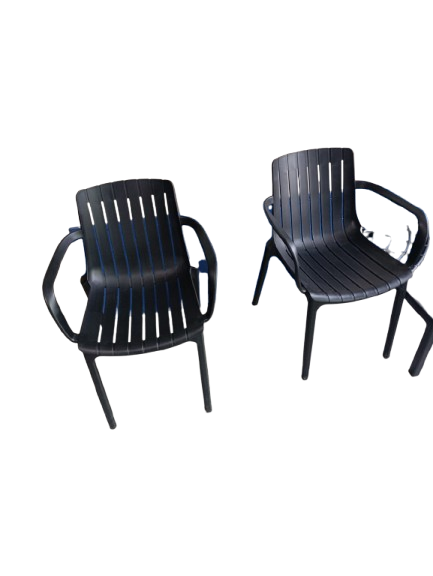 Chaise plastique avec accoudoirs – Design moderne empilable