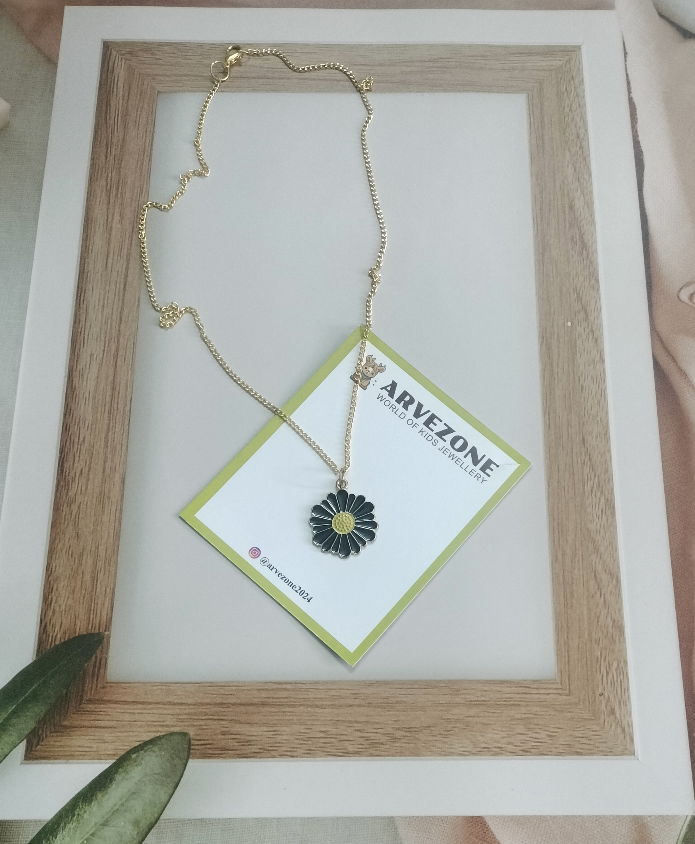 Elegant Flower Pendant Necklace