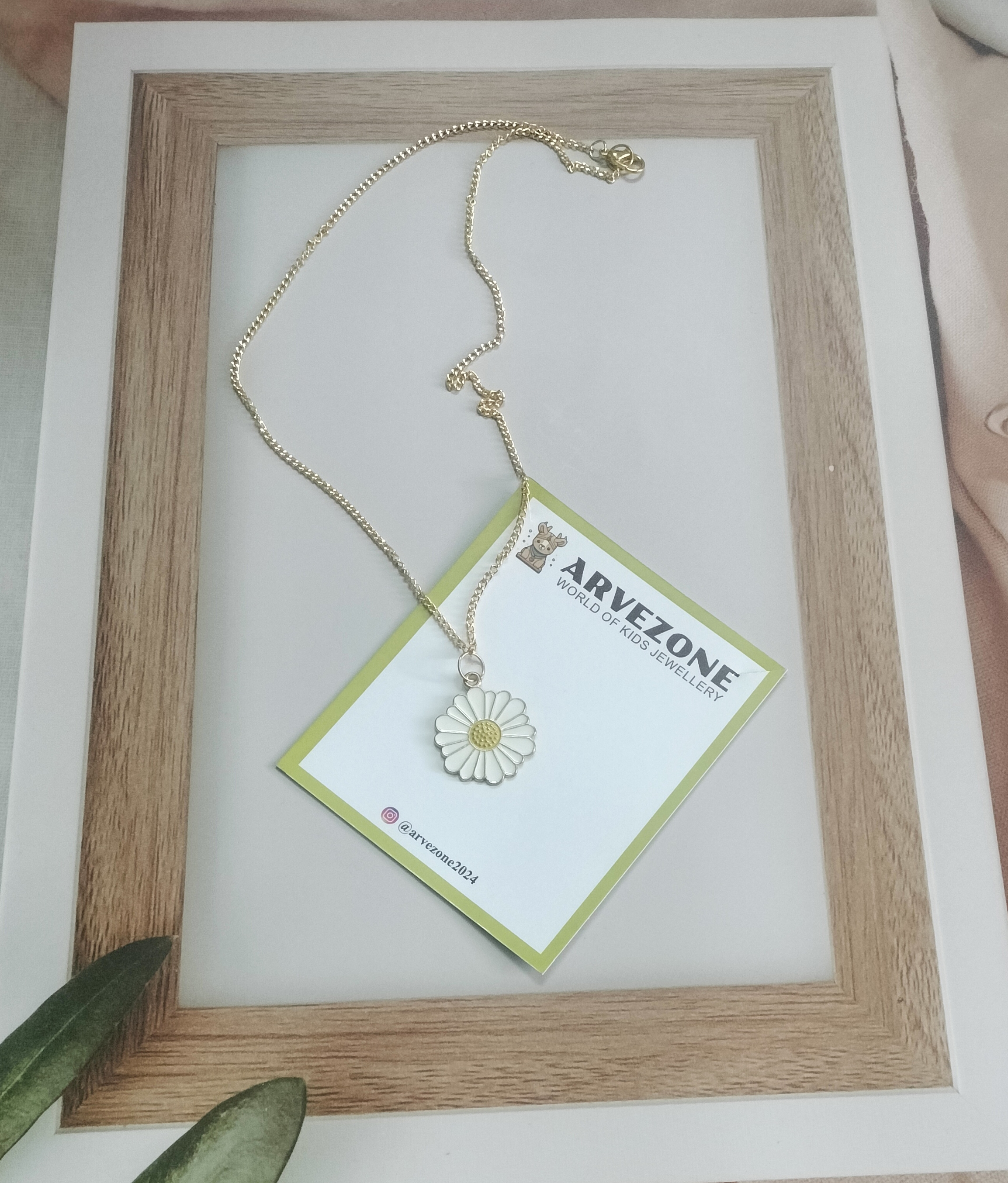 Elegant Flower Pendant Necklace