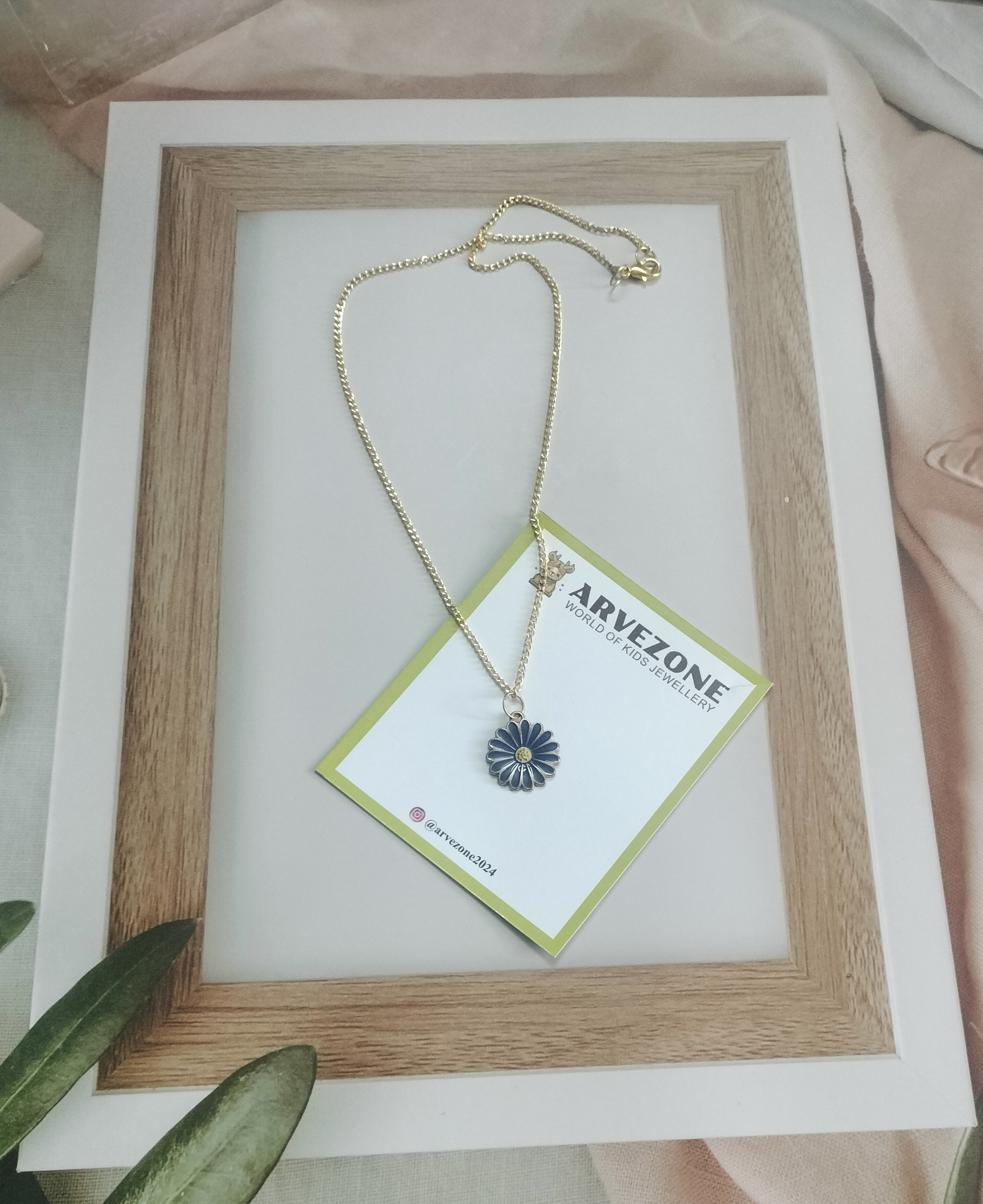 Daisy Pendant Necklace