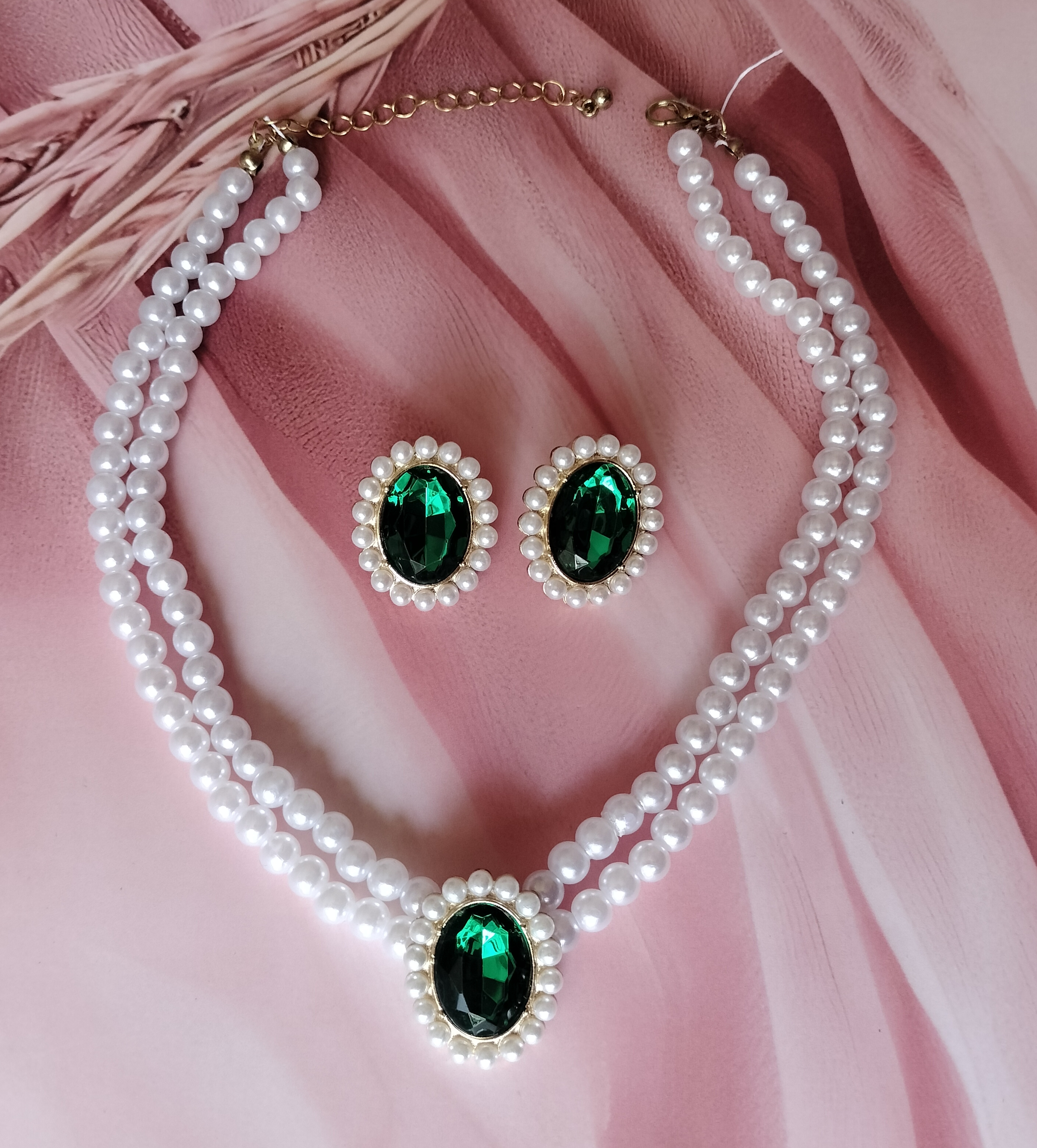Elegant Pearl and Emerald choker Set