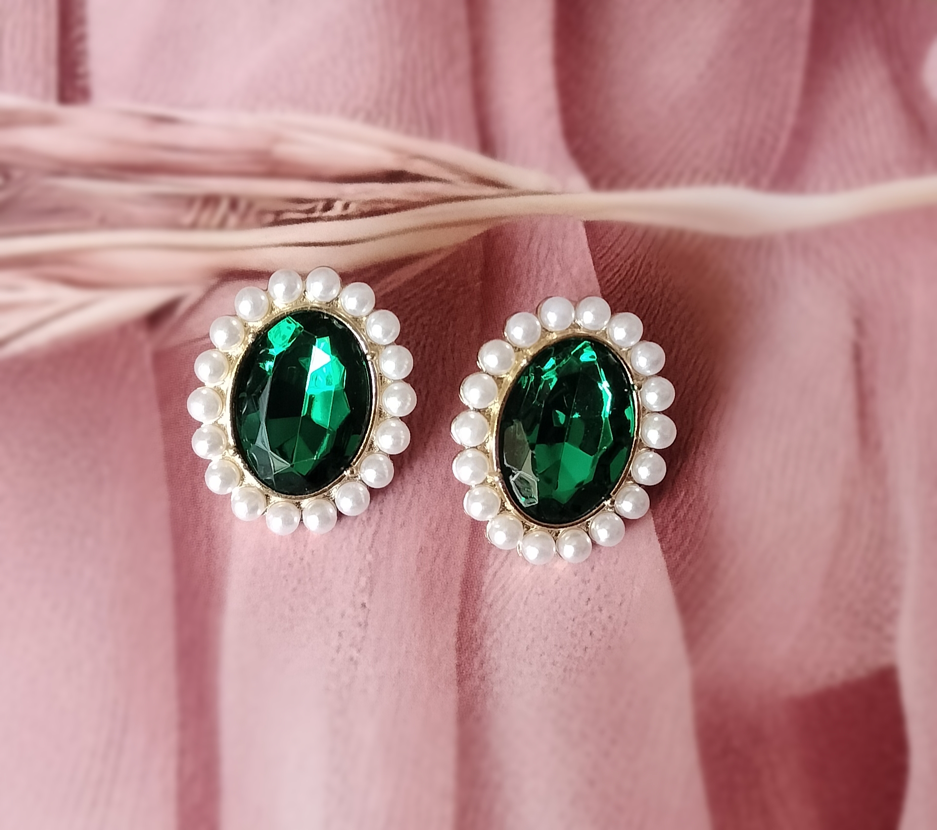 Elegant Pearl and Emerald choker Set