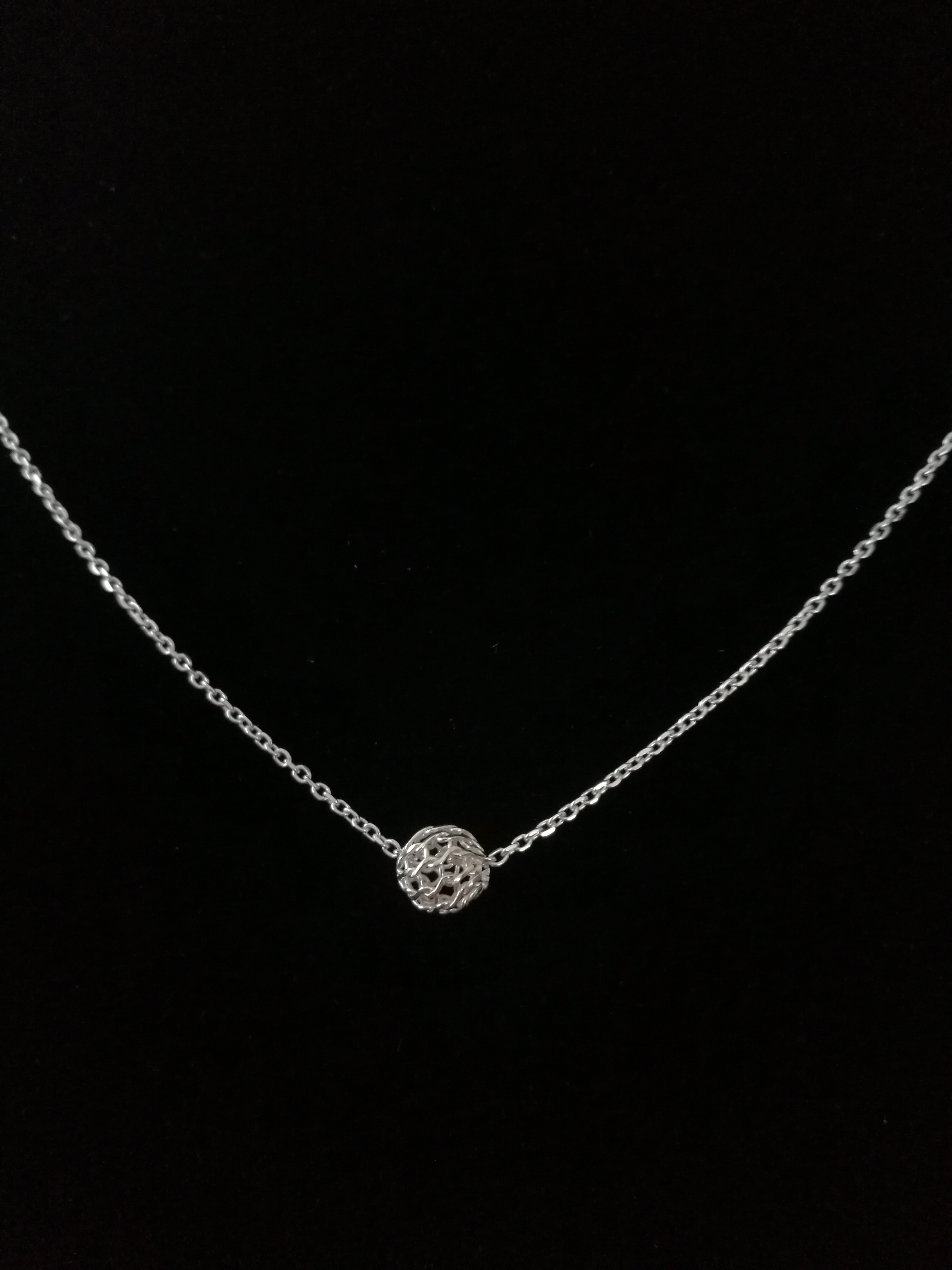 Kaklo papuošalas "Ažūrinė sfera"