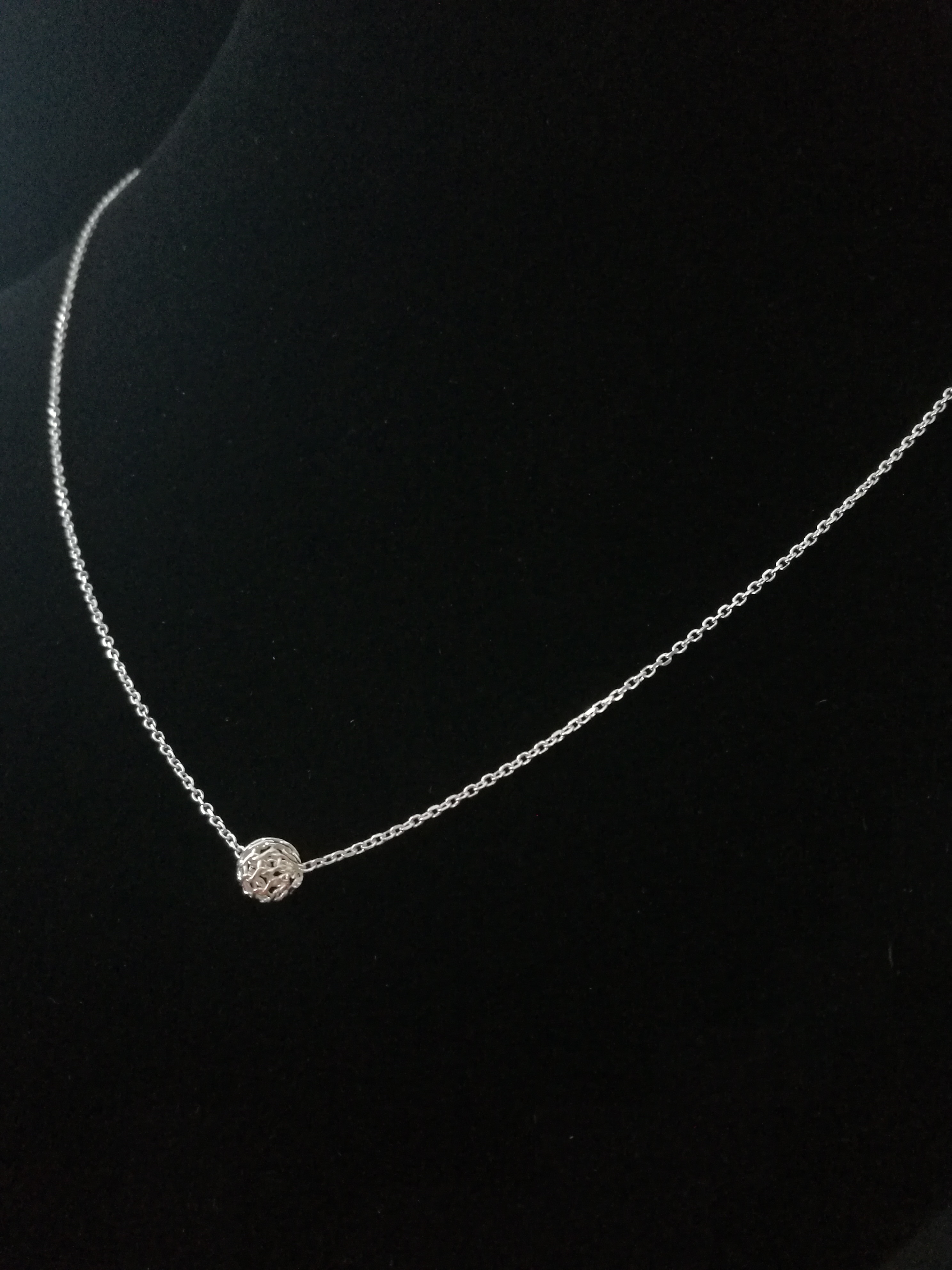 Kaklo papuošalas "Ažūrinė sfera"