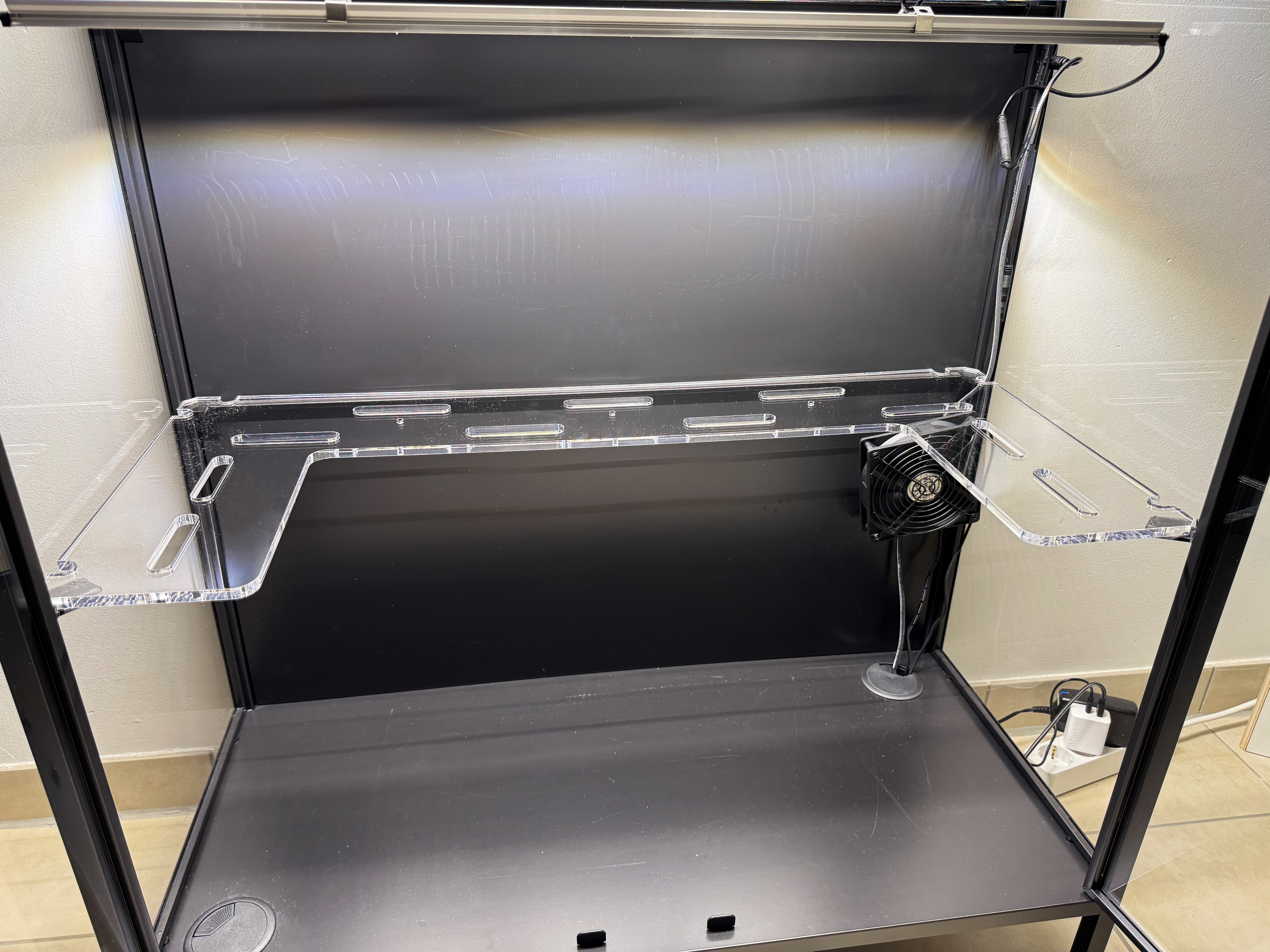 Maßgefertigte Acrylböden für Pflanzenvitrinen