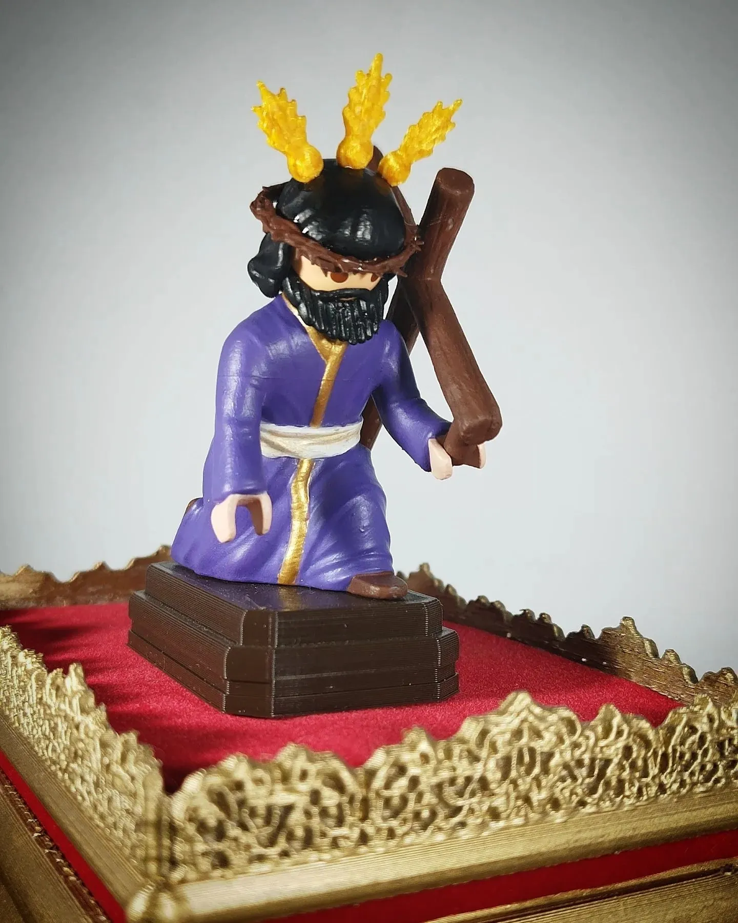 Peluca con corona de espinas y potencias