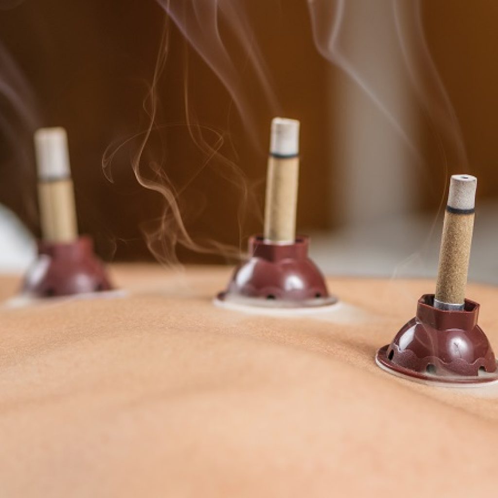 Massagem com Moxabustão
