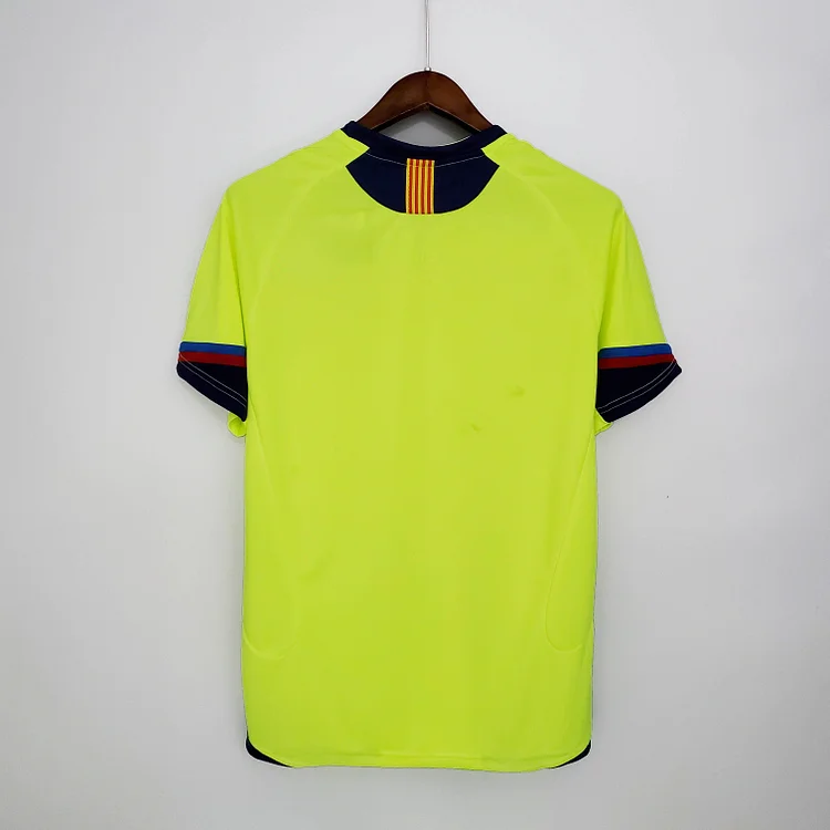 Camiseta de fútbol retro visitante del Barcelona 2005/2006