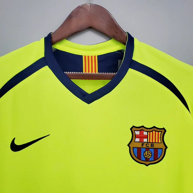 Camiseta de fútbol retro visitante del Barcelona 2005/2006
