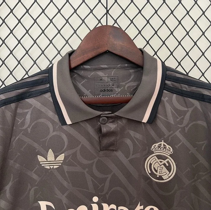 Camiseta de fútbol de la tercera equipación del Real Madrid 2024/2025