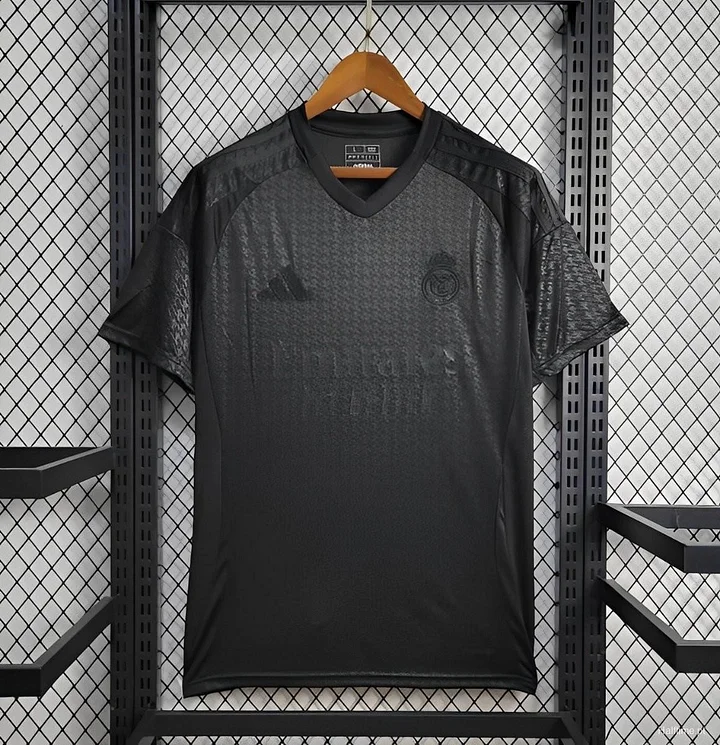Camiseta FULL BLACK EDITION del Real Madrid