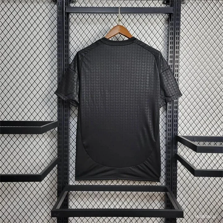 Camiseta FULL BLACK EDITION del Real Madrid