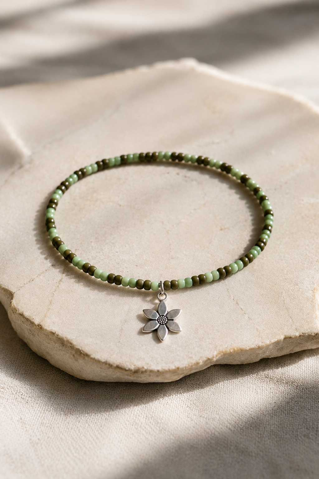 Bracelet de cheville artisanal en perles de rocaille avec pendentif – Fait main