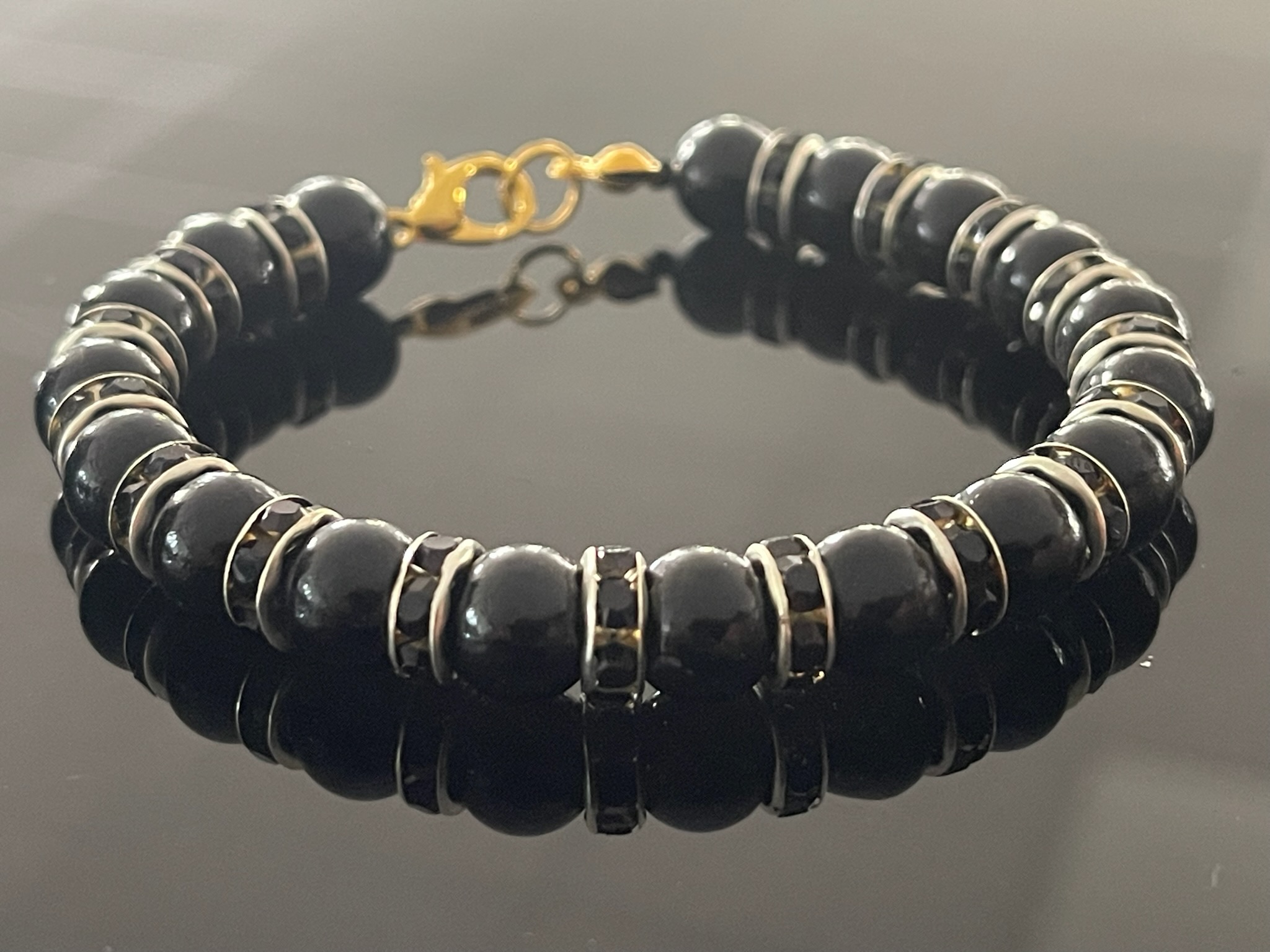 Bracelets en perles noires et strass