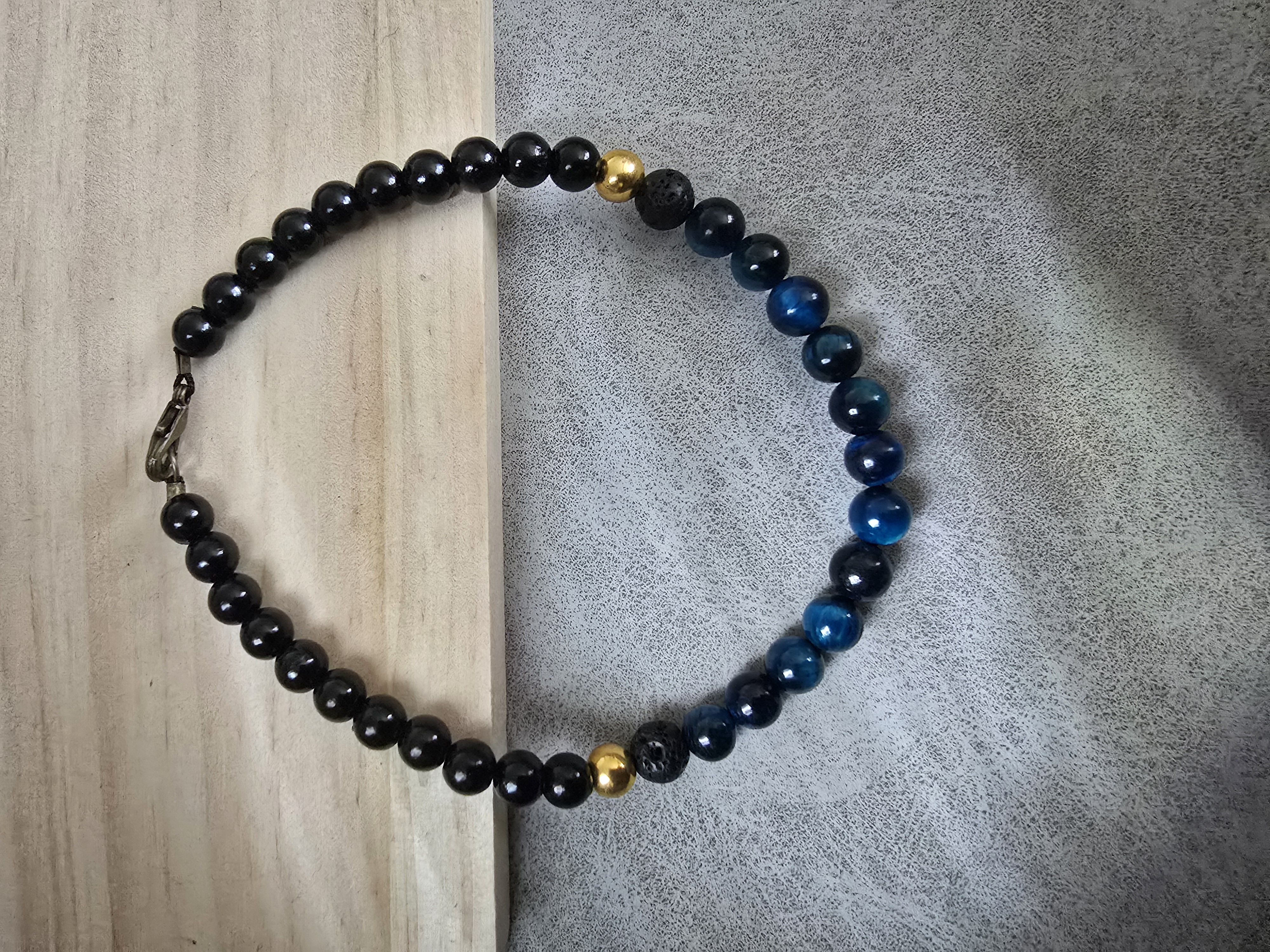 Bracelet artisanal Eros pour homme en perles noires & bleues – Chic et élégant | Atelier Foldingue
