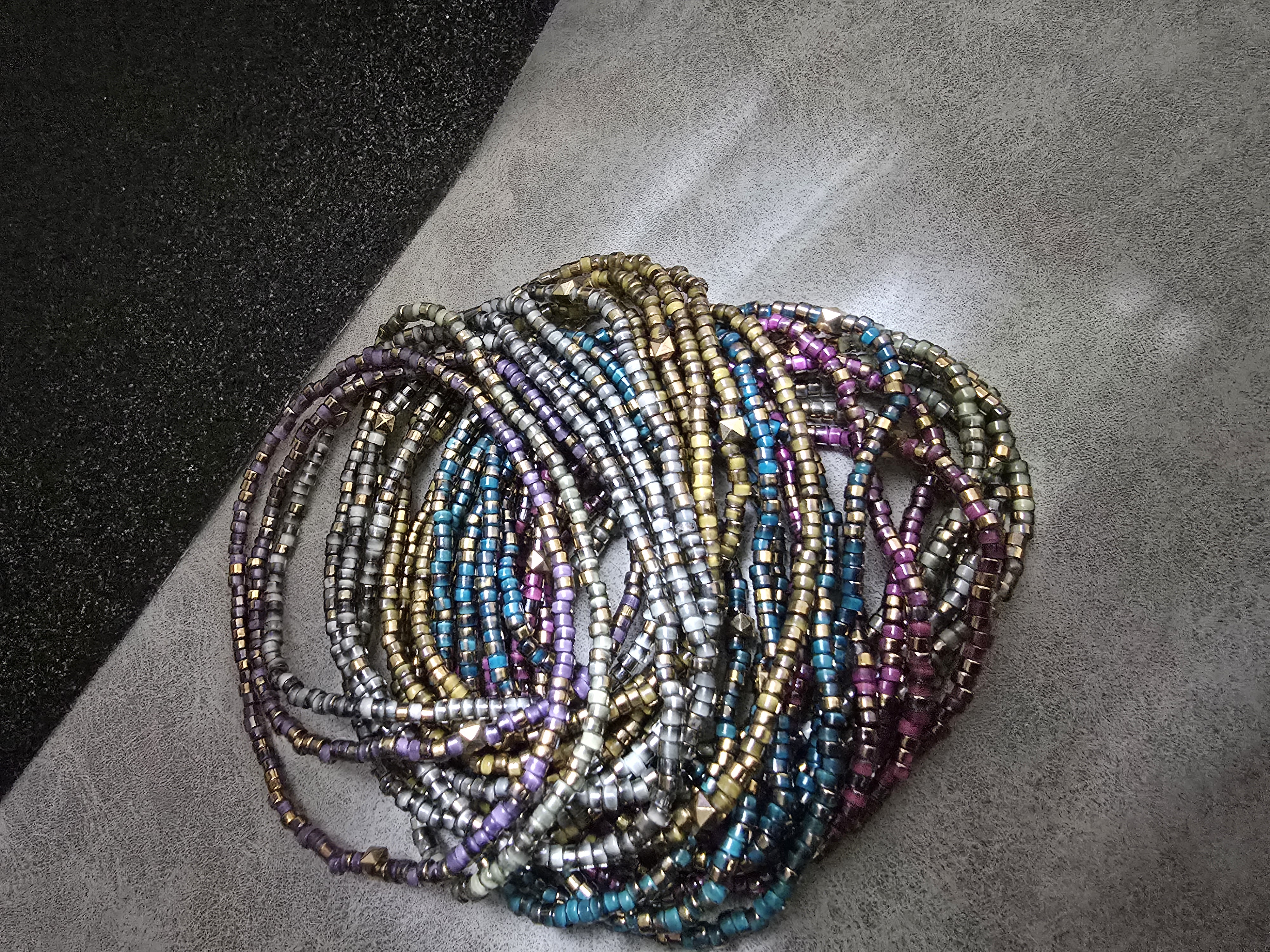 Bracelet artisanal en perles dorées Deauville – Style glamour & décontracté | Atelier Foldingue