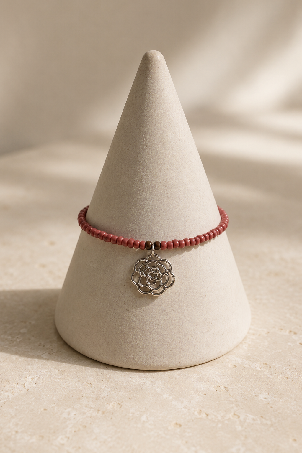 Bracelet de cheville artisanal en perles de rocaille avec pendentif – Fait main