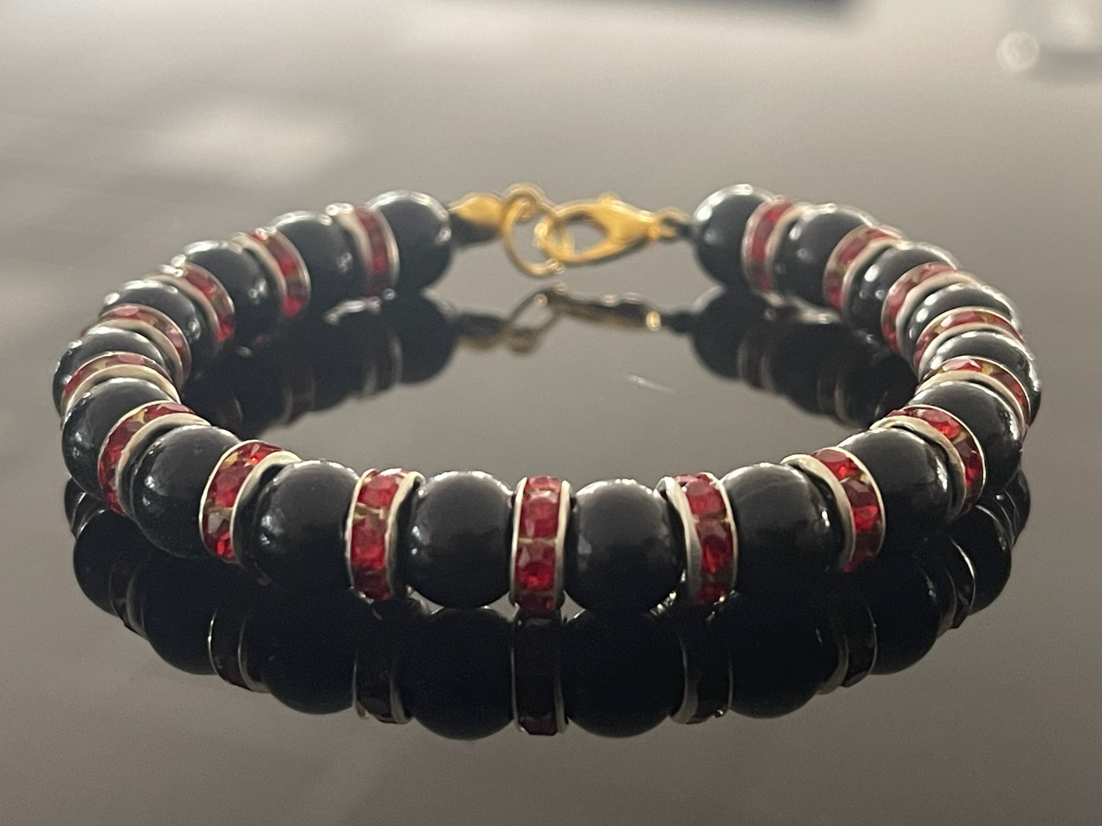 Bracelets en perles noires et strass