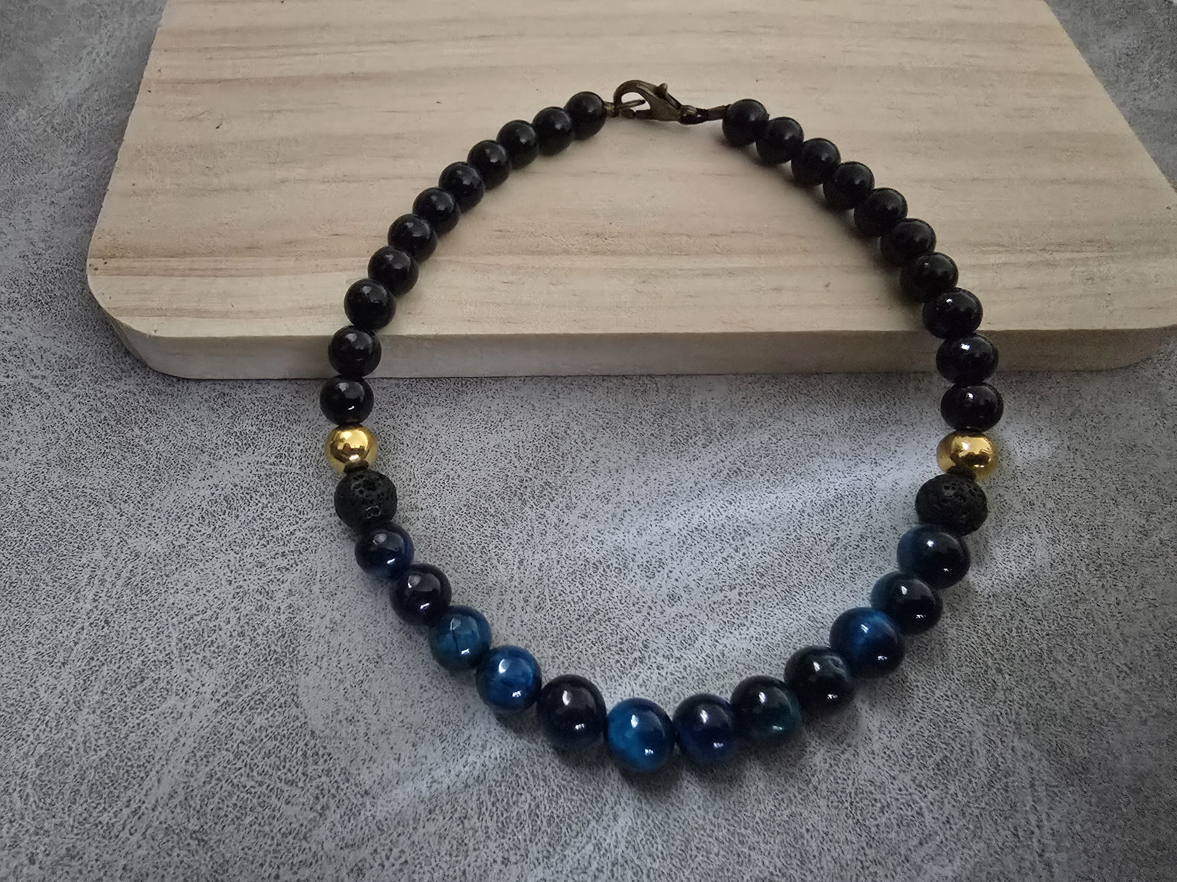 Bracelet artisanal Eros pour homme en perles noires & bleues – Chic et élégant | Atelier Foldingue