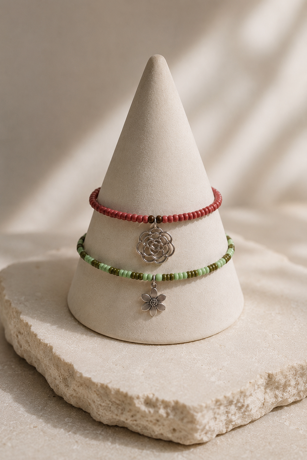 Bracelet de cheville artisanal en perles de rocaille avec pendentif – Fait main