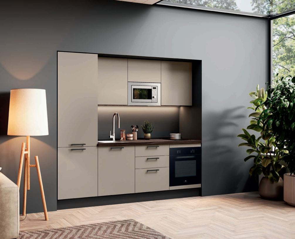 240AF - Cuisine avec 4 électroménagers