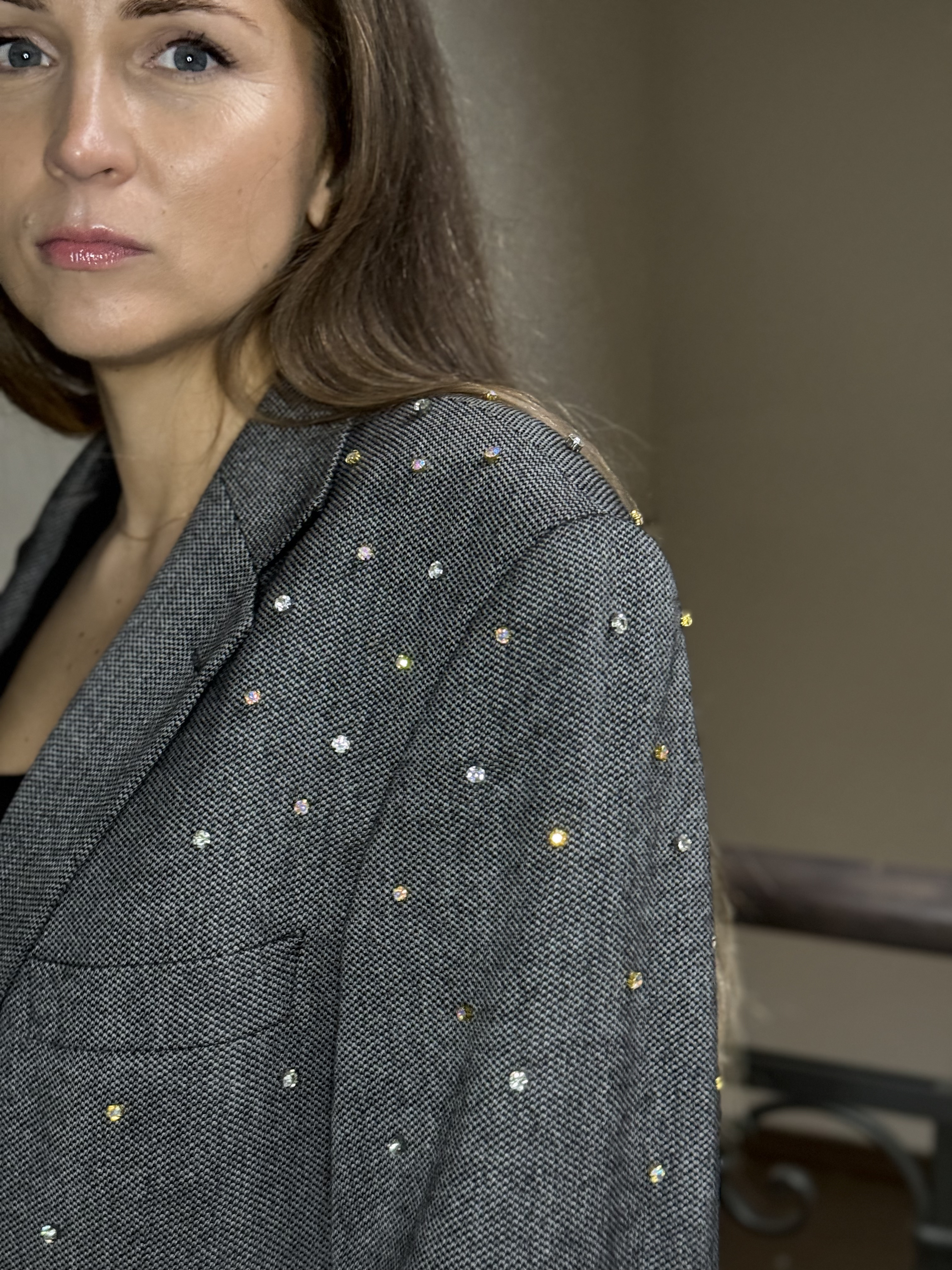 Pilkas žėrintis švarkas