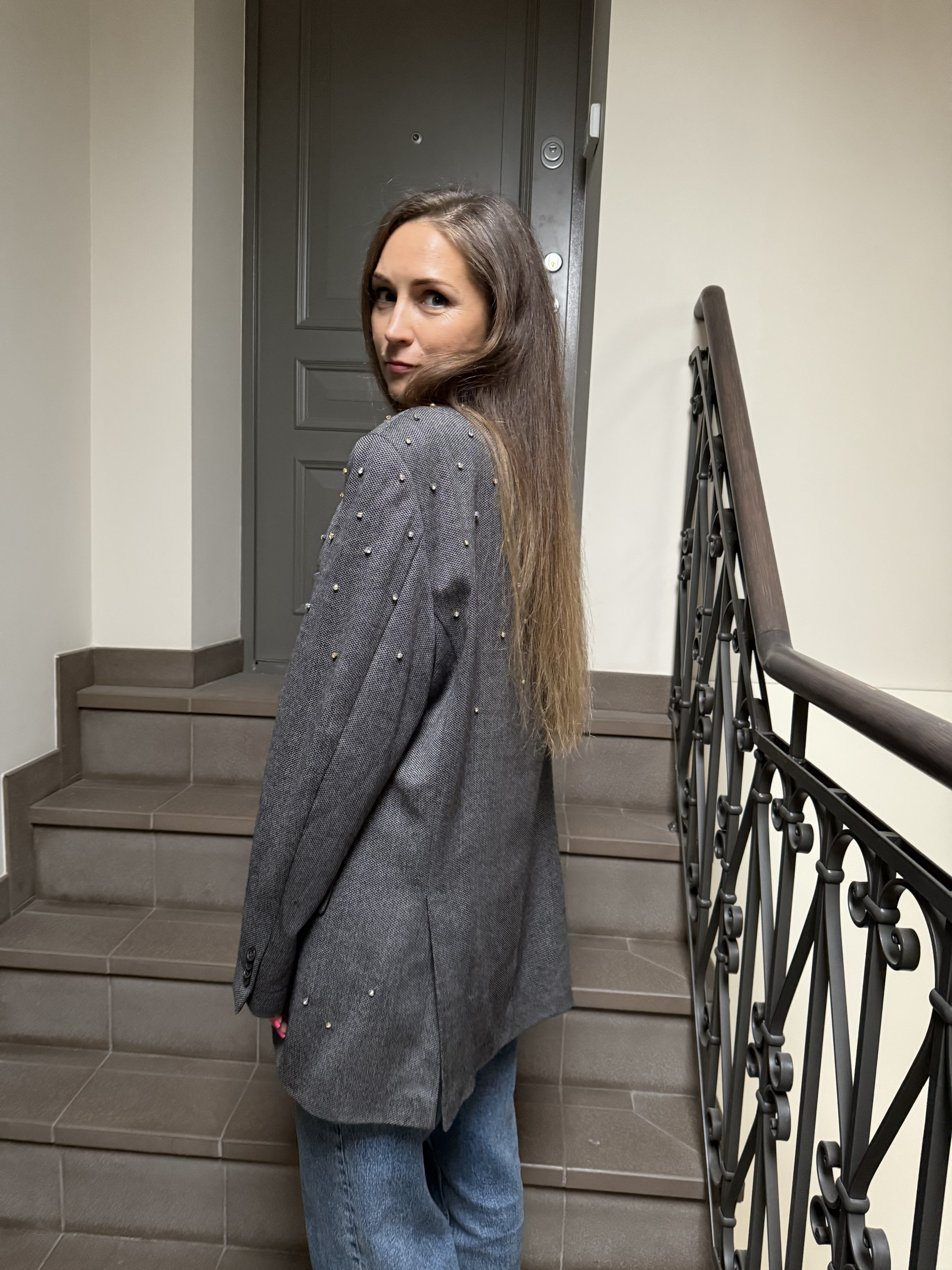 Pilkas žėrintis švarkas