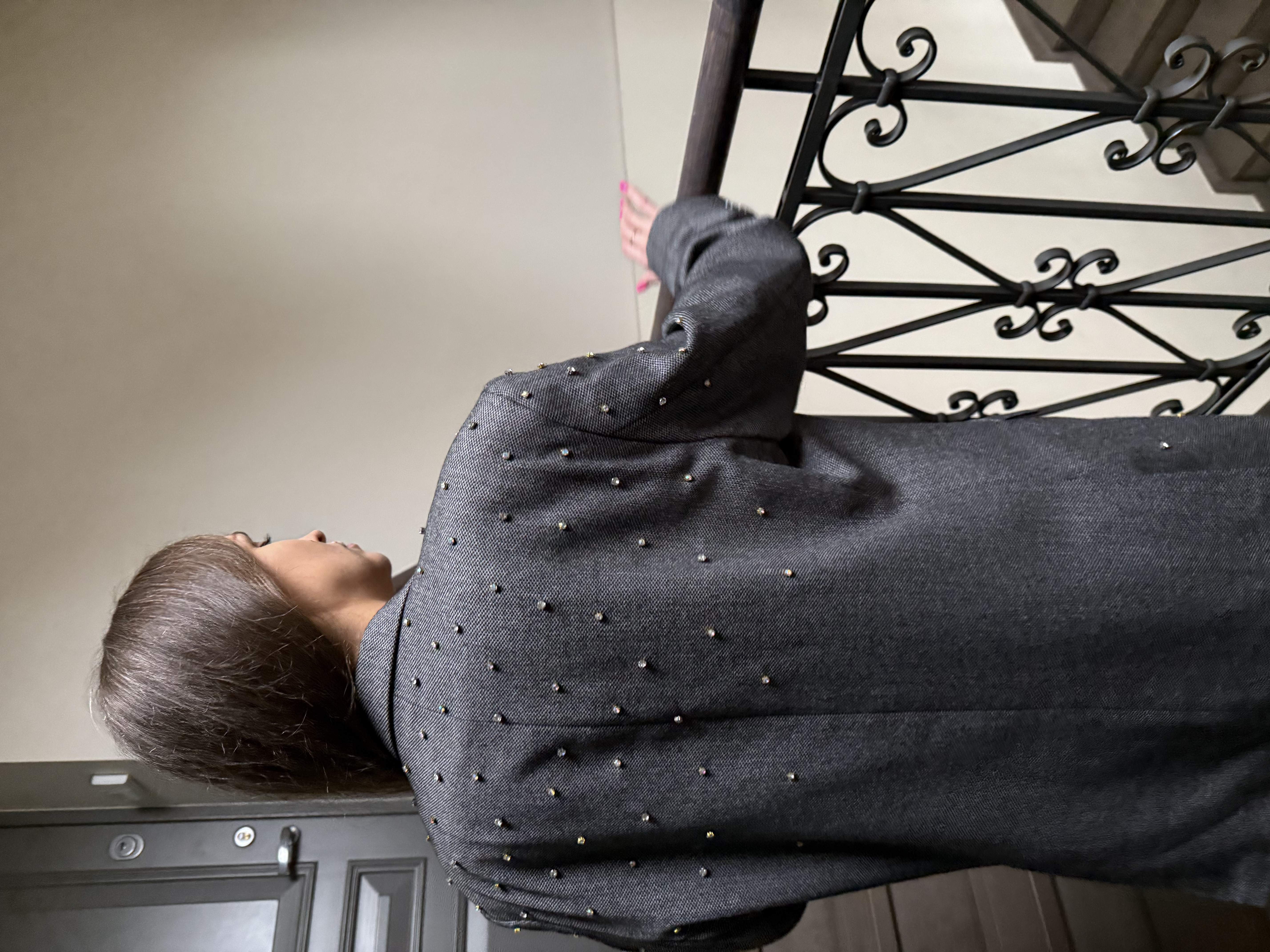 Pilkas žėrintis švarkas