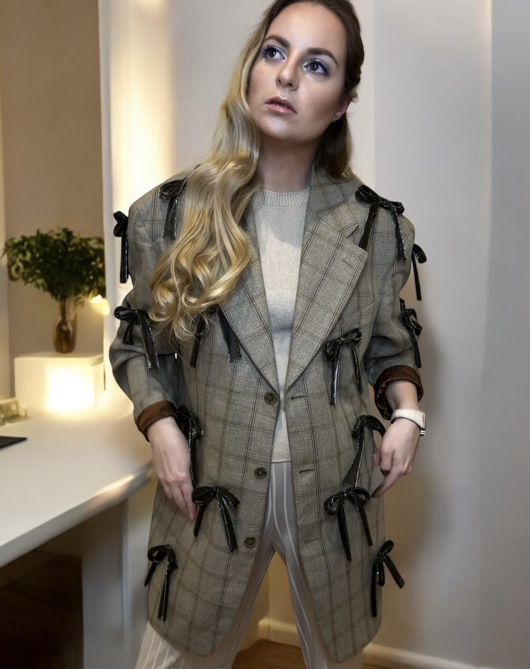 Šilko ir vilnos švarkas su kaspinais