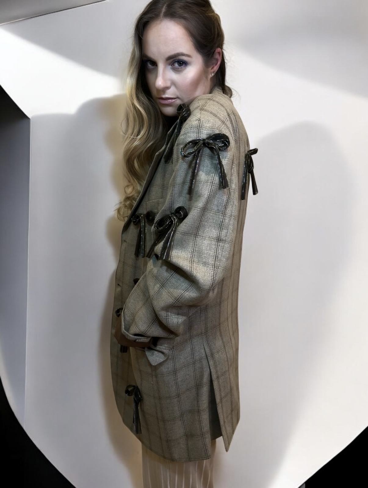 Šilko ir vilnos švarkas su kaspinais