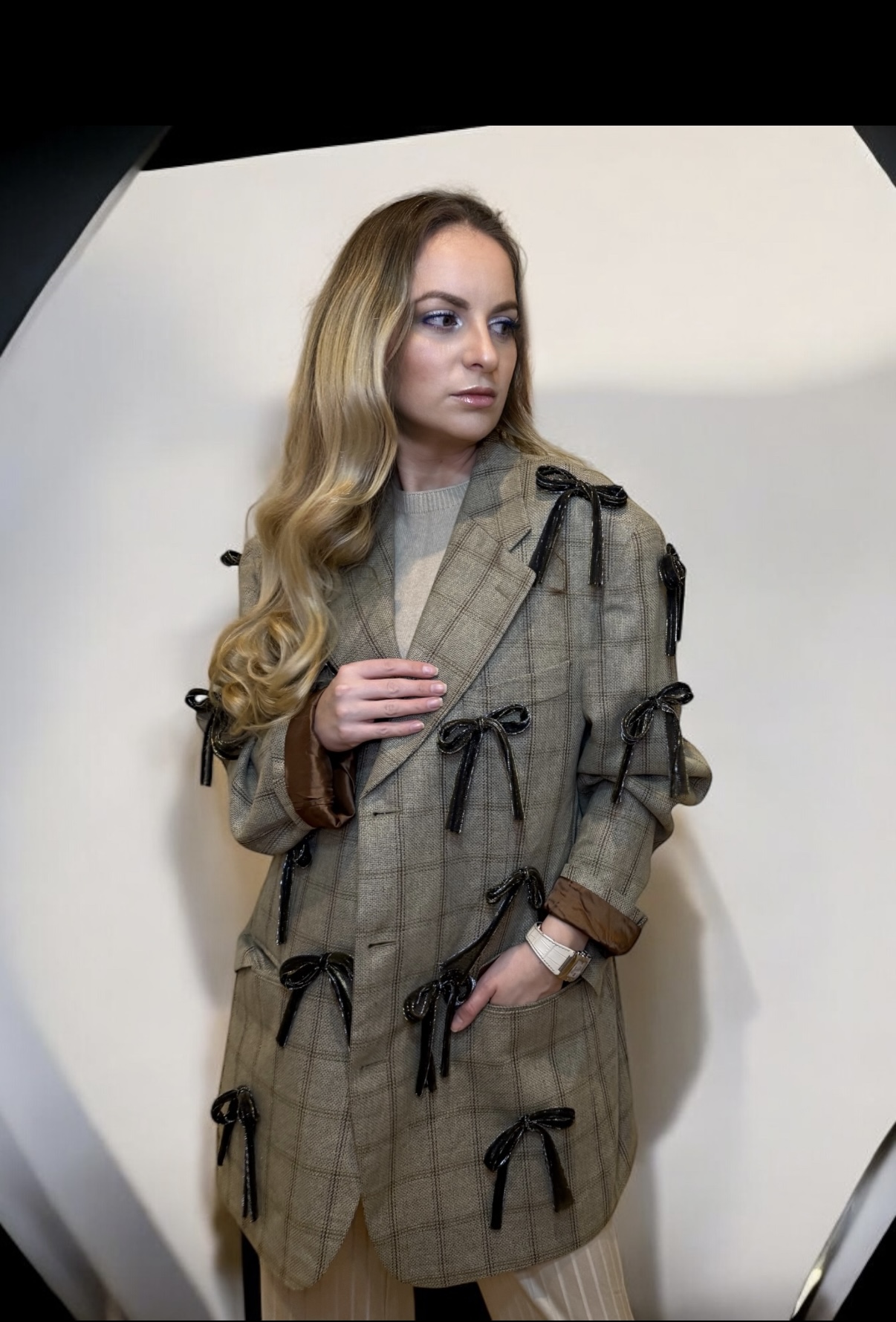 Šilko ir vilnos švarkas su kaspinais