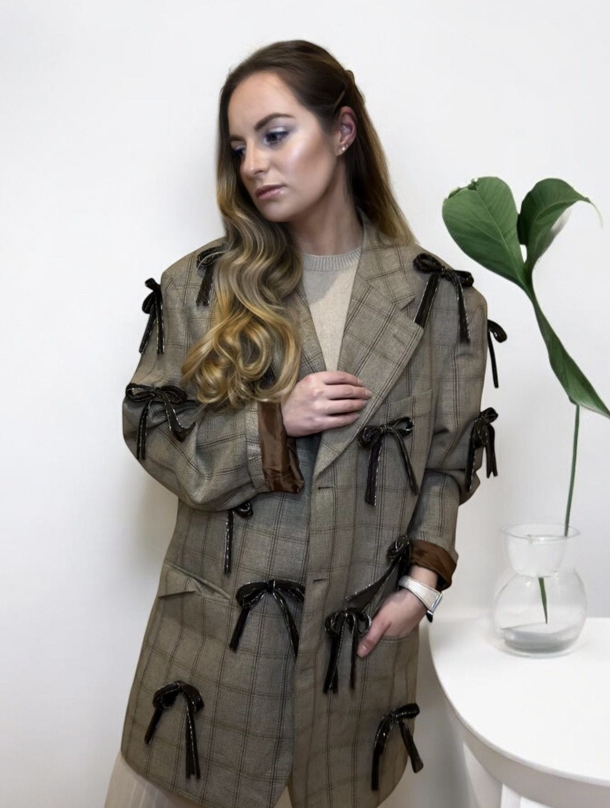 Šilko ir vilnos švarkas su kaspinais