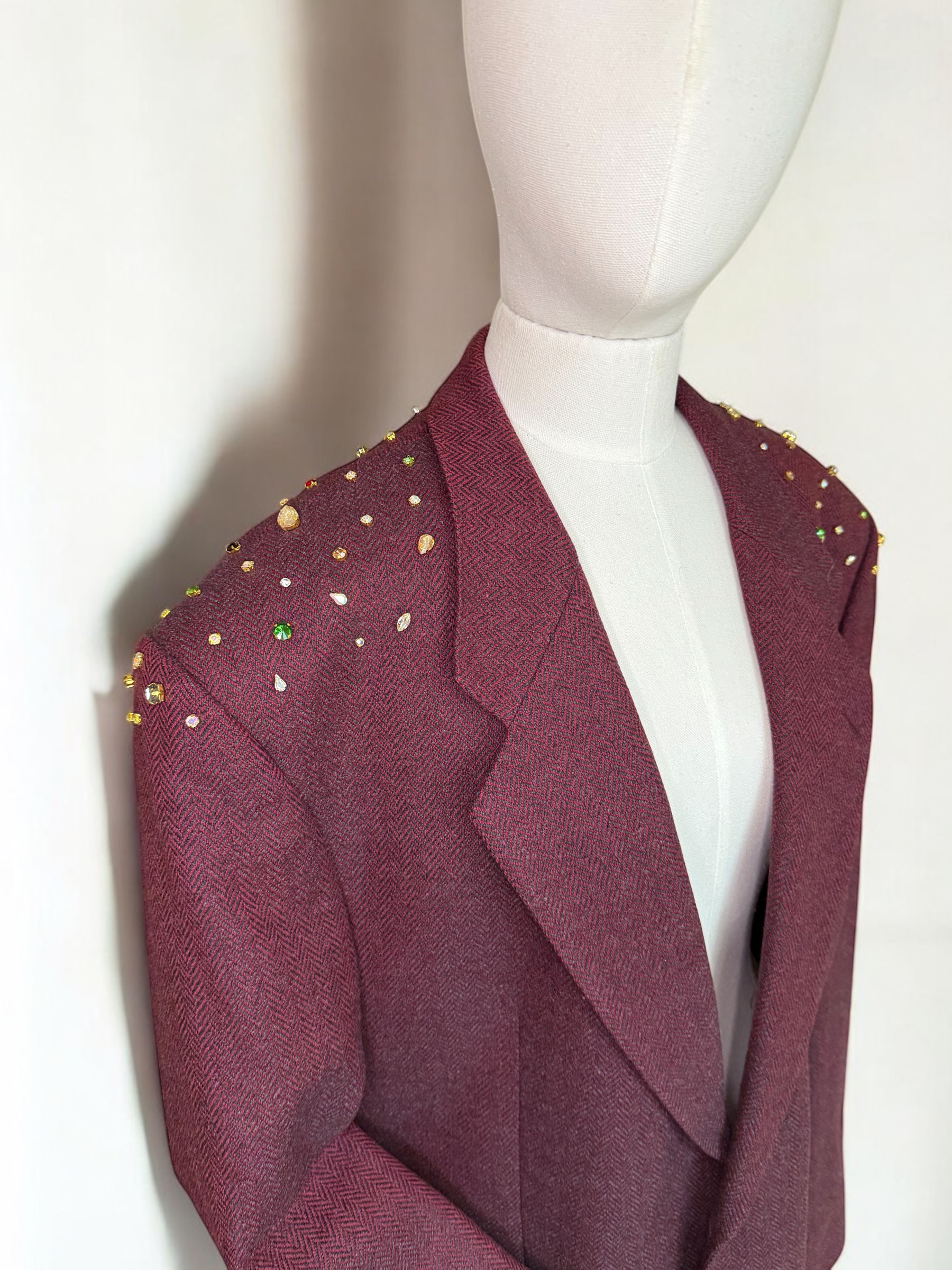 GLAM BURGUNDY sodrios spalvos švarkas su kristalais