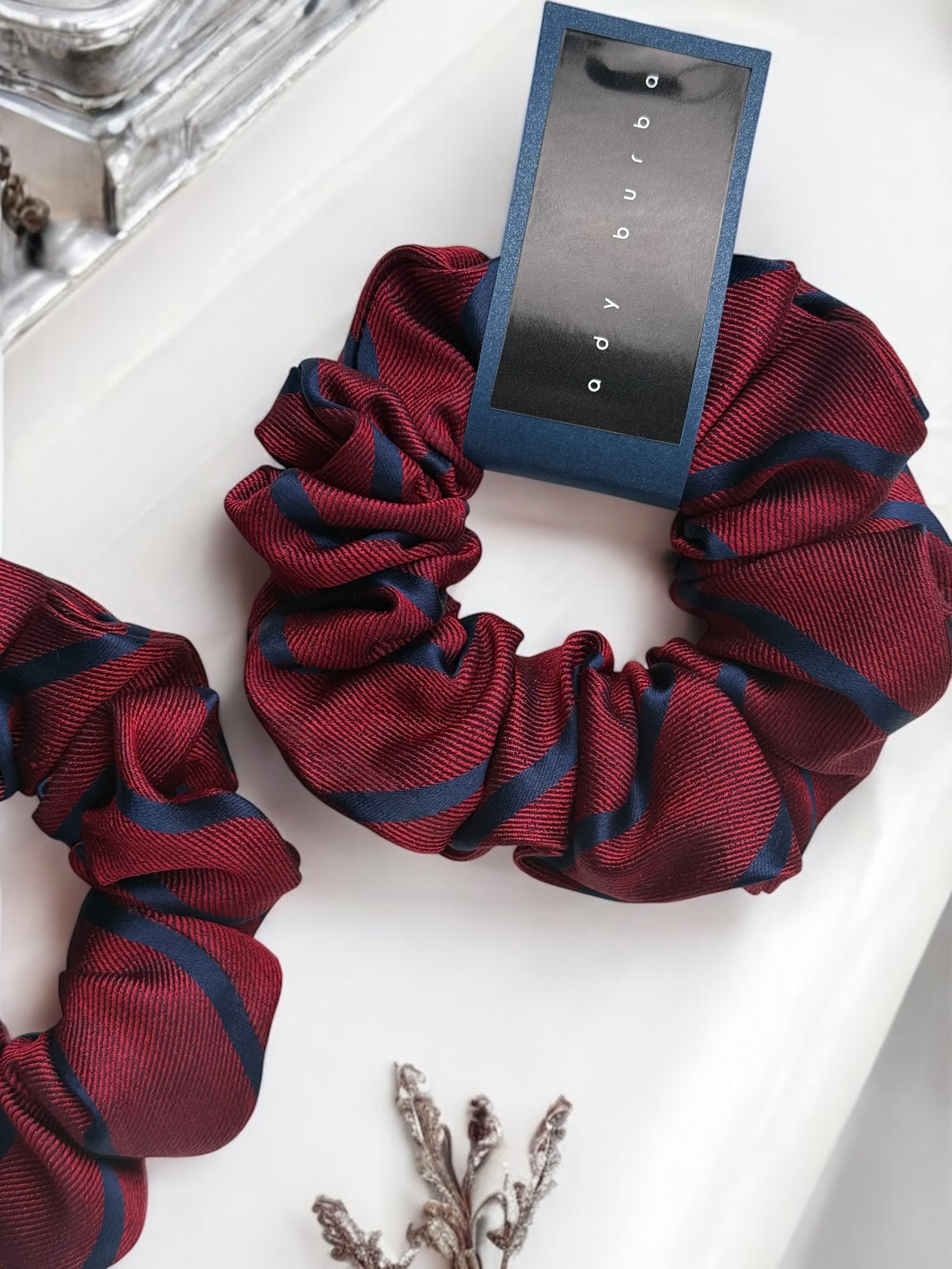 BURGUNDY LINES bordo juostuota kaklaraiščio gumelė