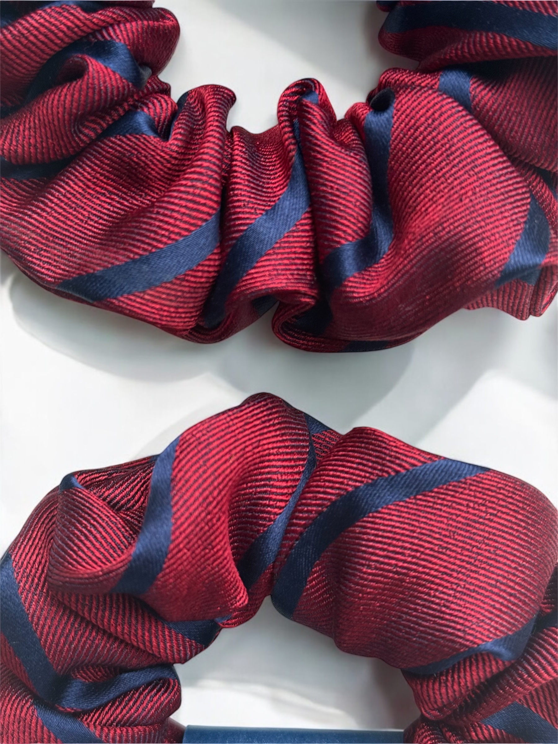 BURGUNDY LINES bordo juostuota kaklaraiščio gumelė