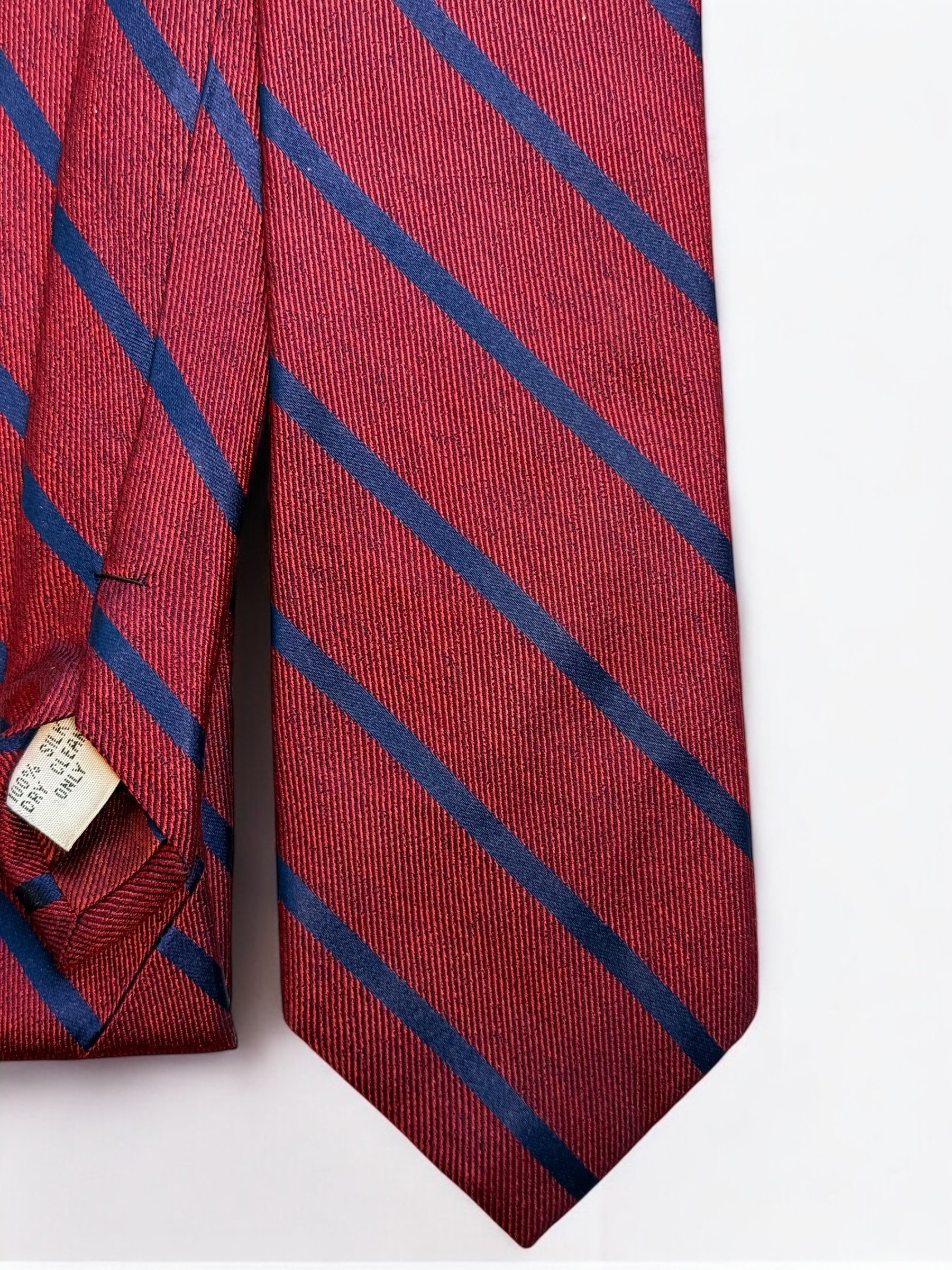 BURGUNDY LINES bordo juostuota kaklaraiščio gumelė