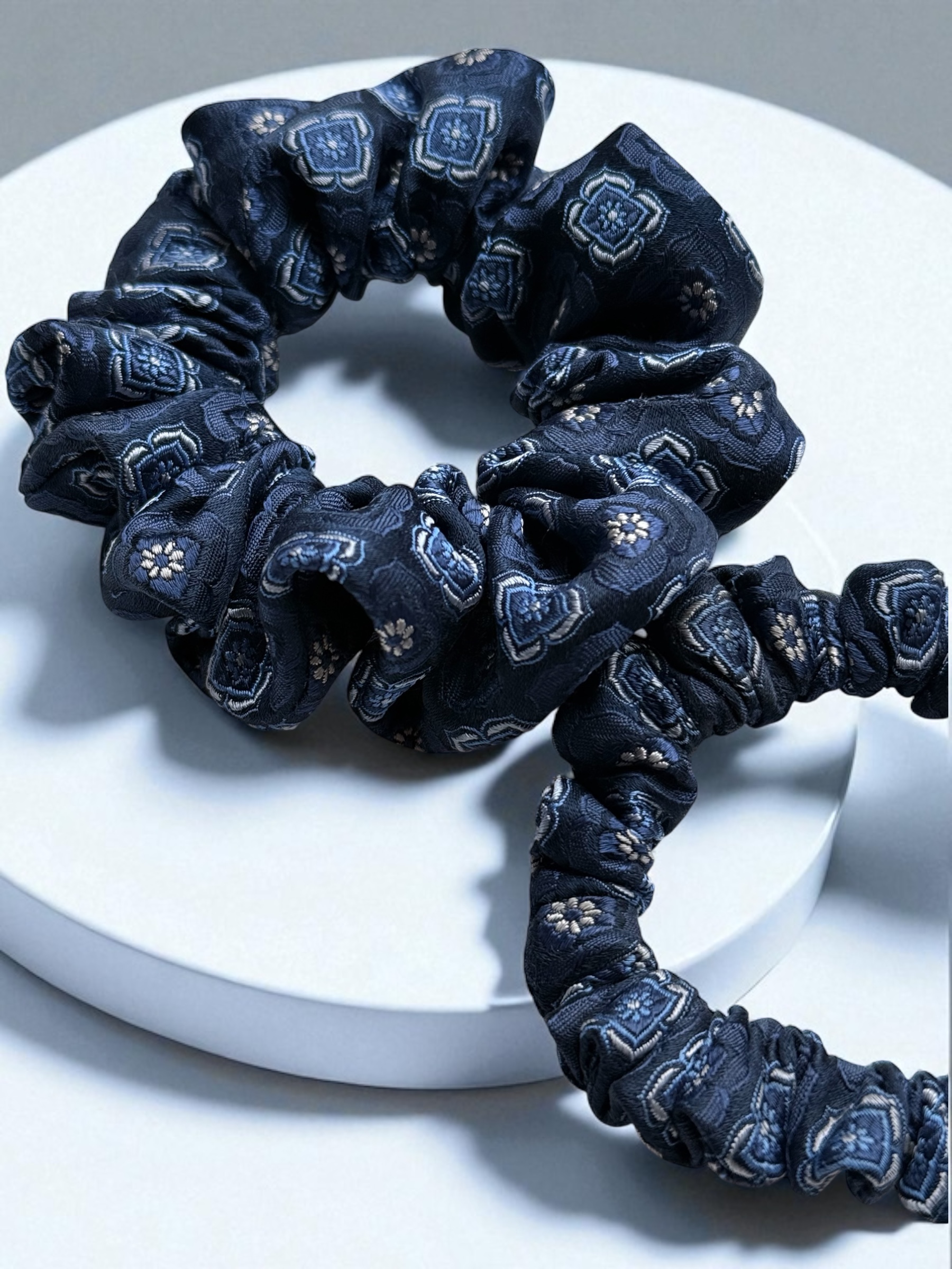 Šilkinė gumytė NAVY FLORAL ELEGANCE