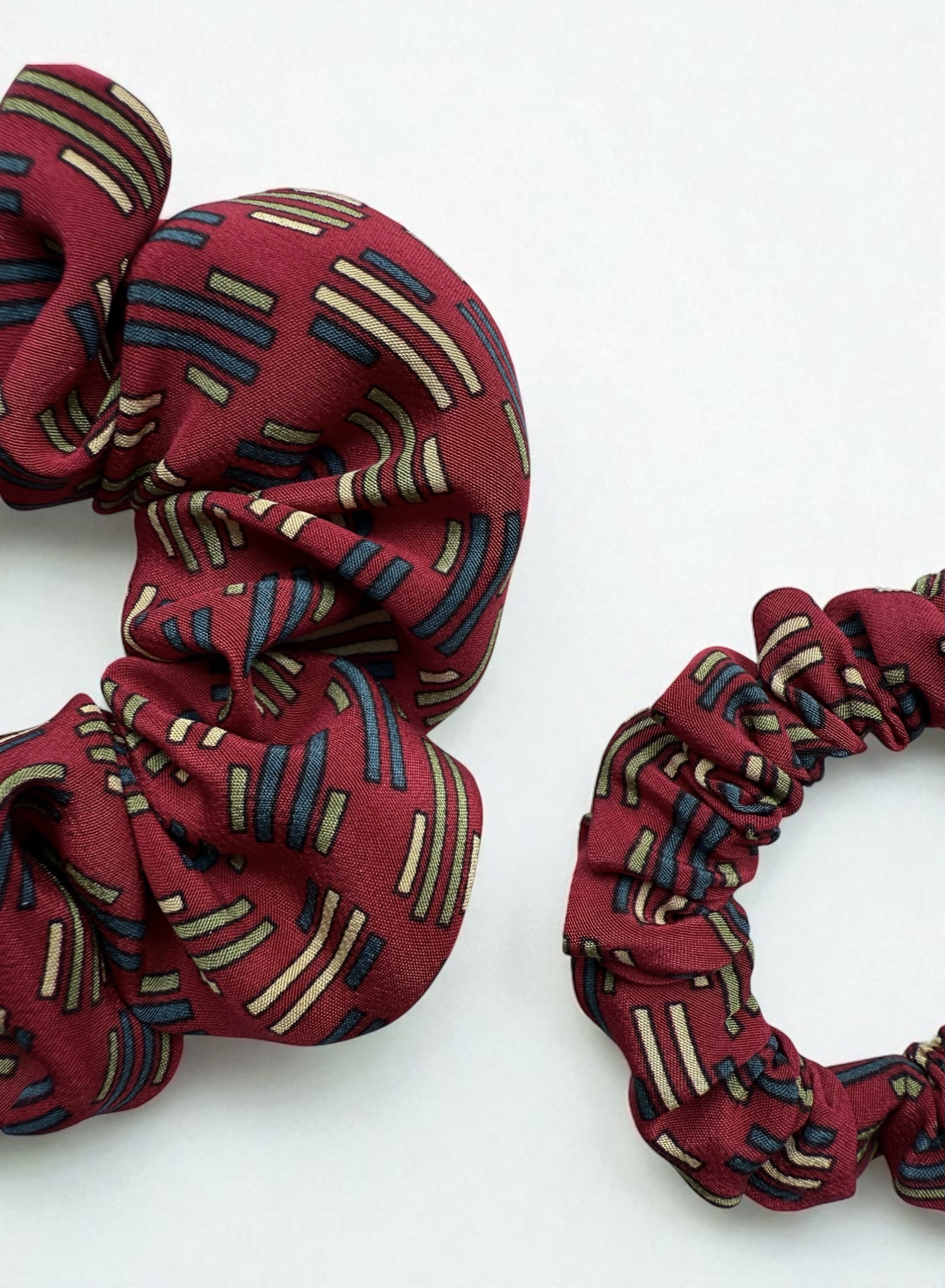 Šilkinė gumytė BURGUNDY STRIPE HARMONY