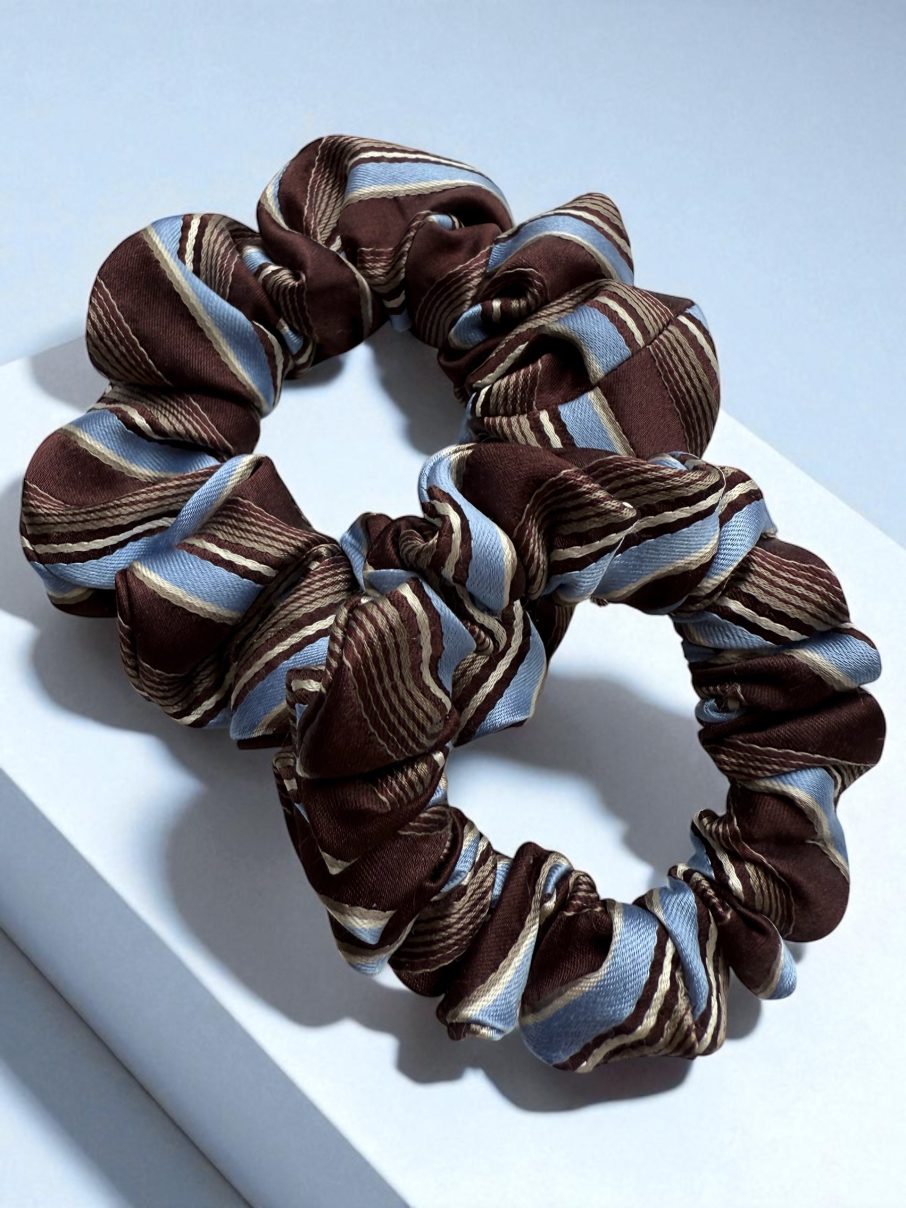 Šilkinė gumytė BROWN STRIPE SERENITY