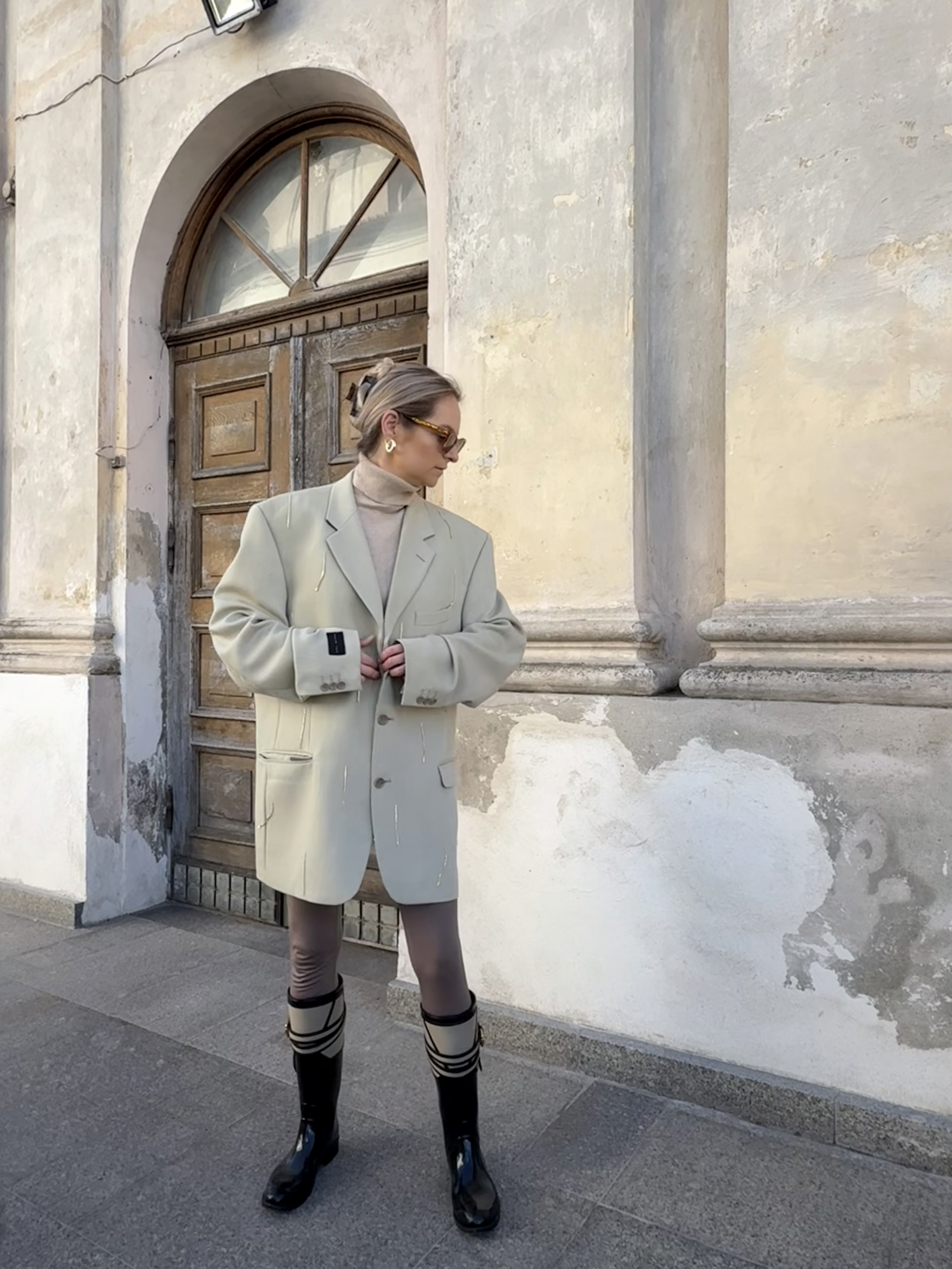 Šviesus oversize švarkas su kristalų juostelėmis