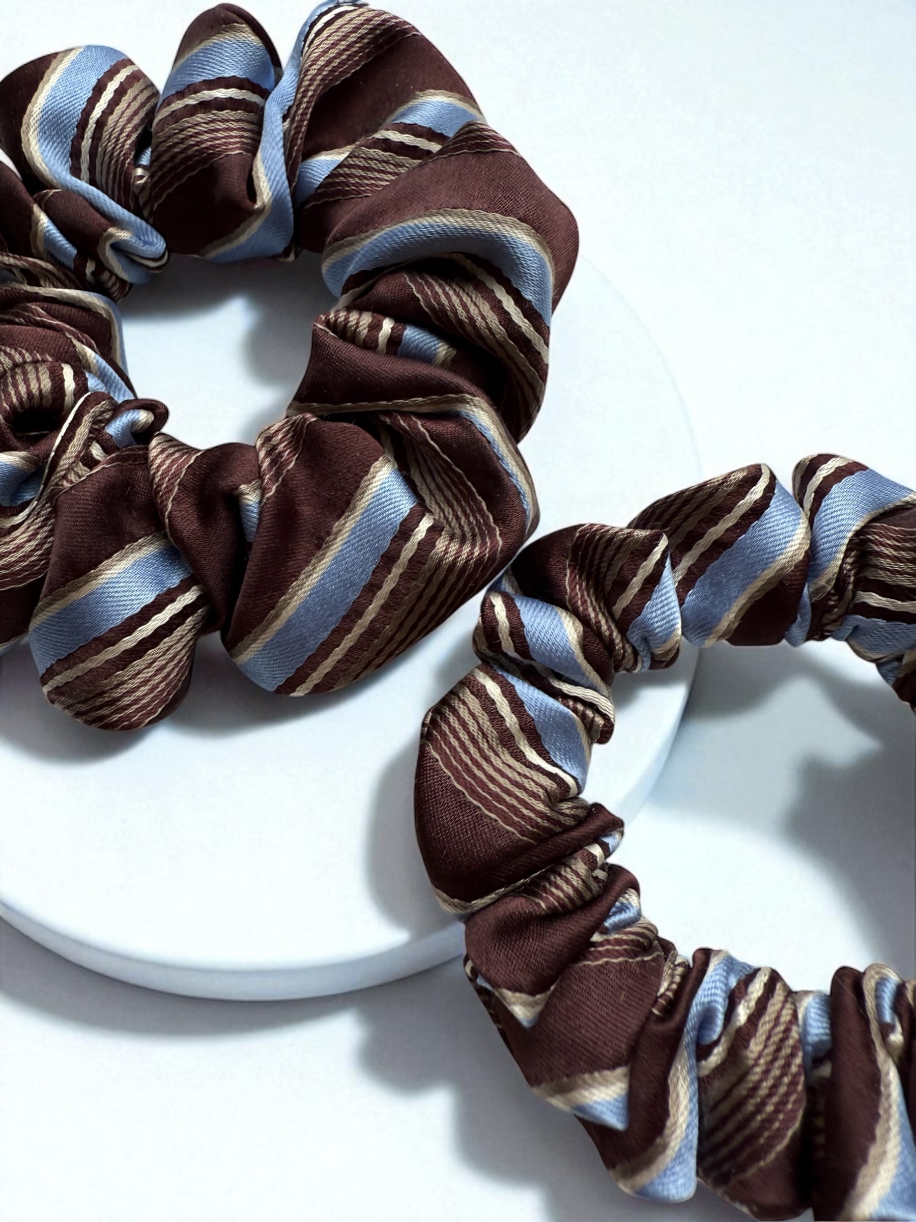 Šilkinė gumytė BROWN STRIPE SERENITY