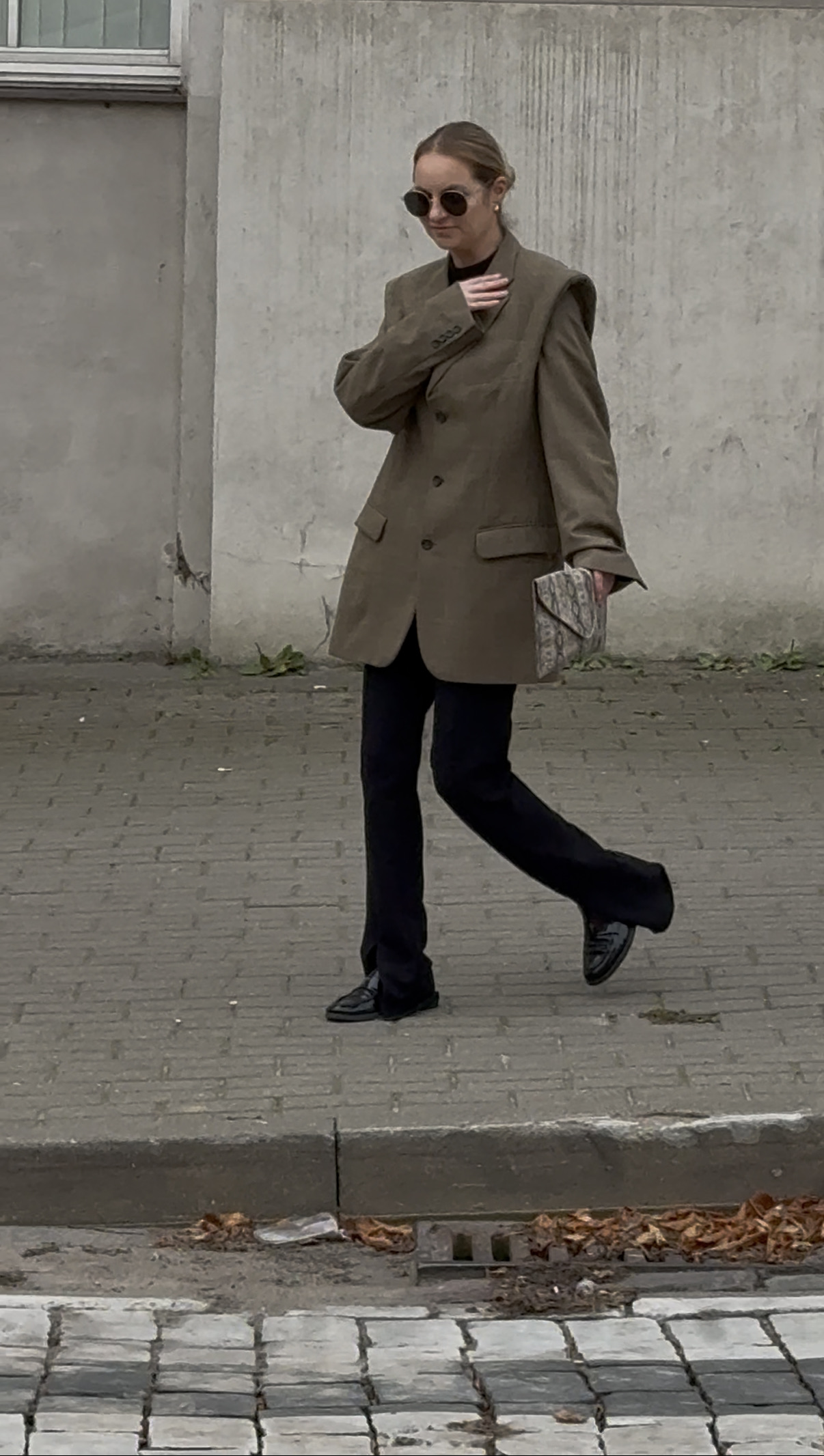 Oversized švarkas su išreikštais pečiais ir dirželiu
